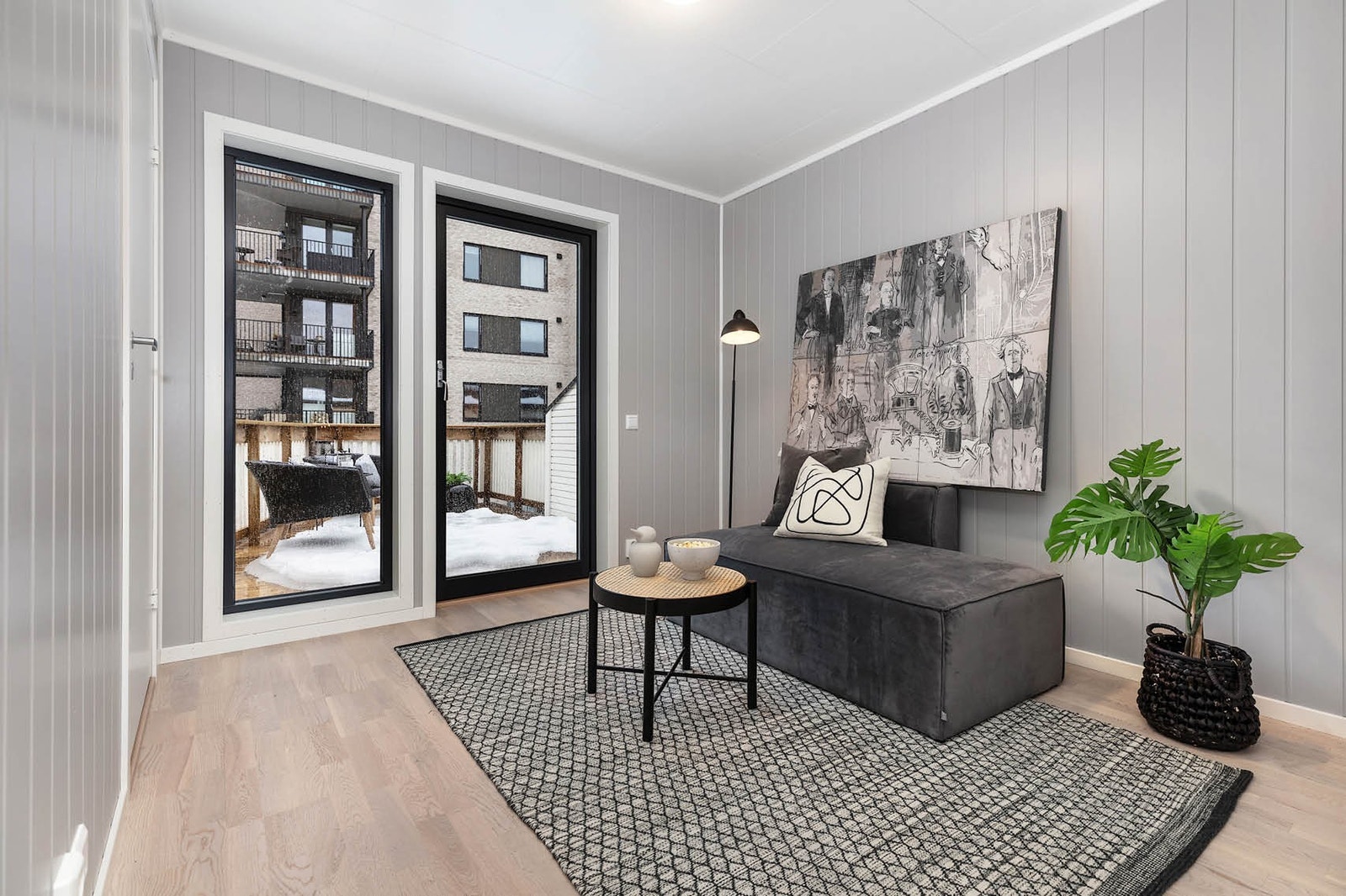 Avslappende og lun loftstue i 2. etasje med tilgang til bad, to soverom og utgang til terrasse. TV-uttak og utgang til takterrasse med ettermiddagssol Galleribilde