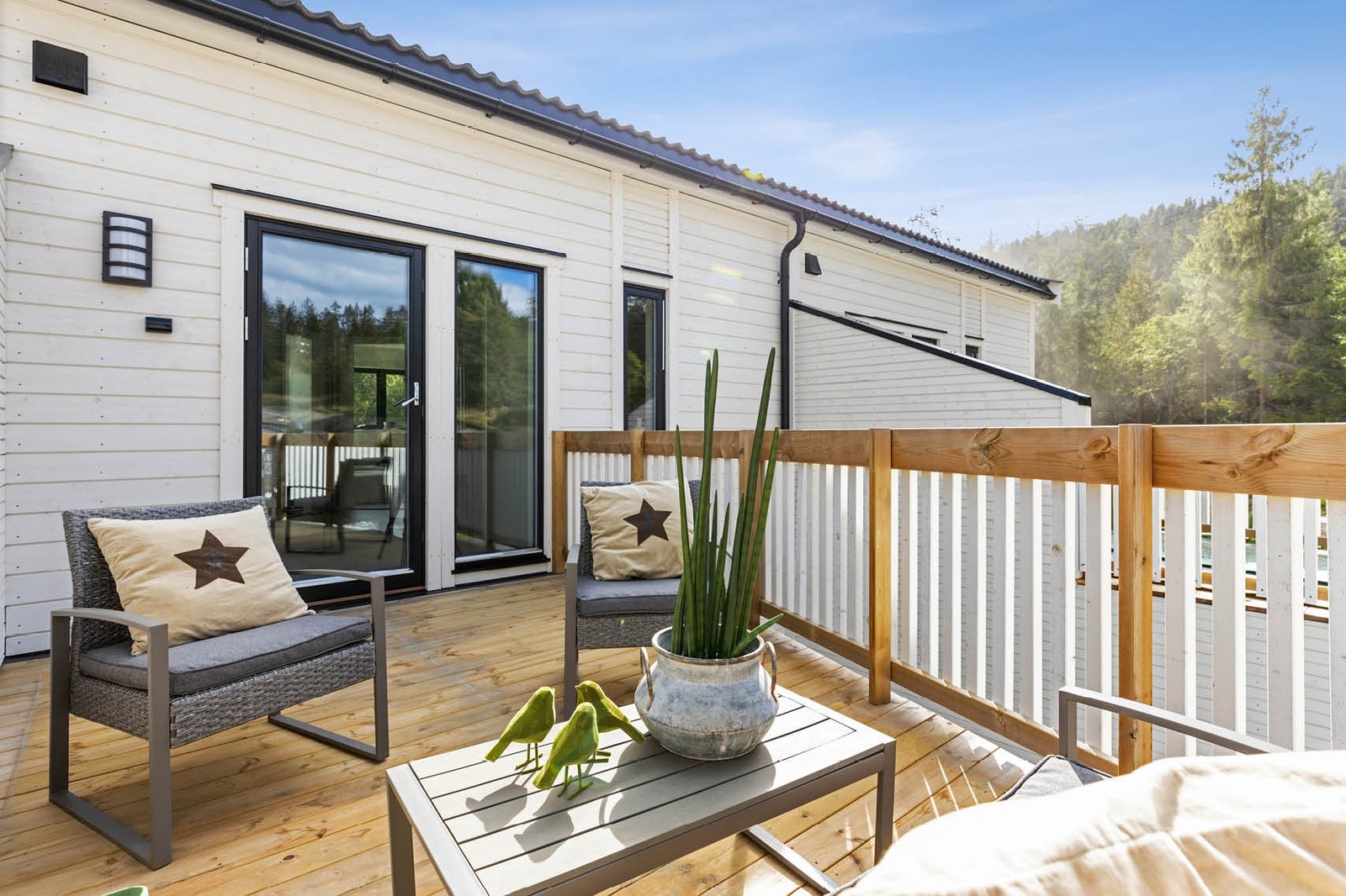 Takterrasse med ettermiddagssol over sportsbod med utgang fra loftstue i 2. etasje Galleribilde
