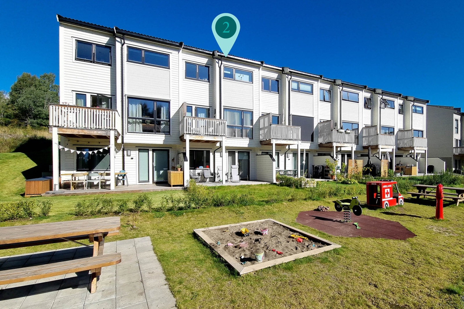 Sørvendt hage, terrasse og balkong. Balkong med utgang fra stue i 1. etasje Galleribilde