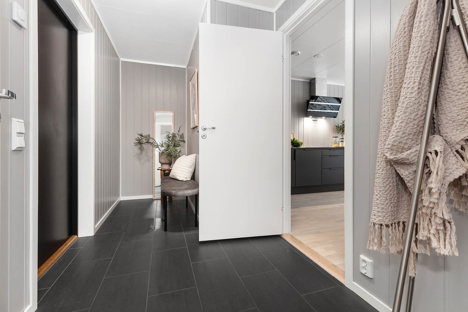 Romslig entré med plass til garderobeløsning, og tilgang til bod/garderobe Galleribilde