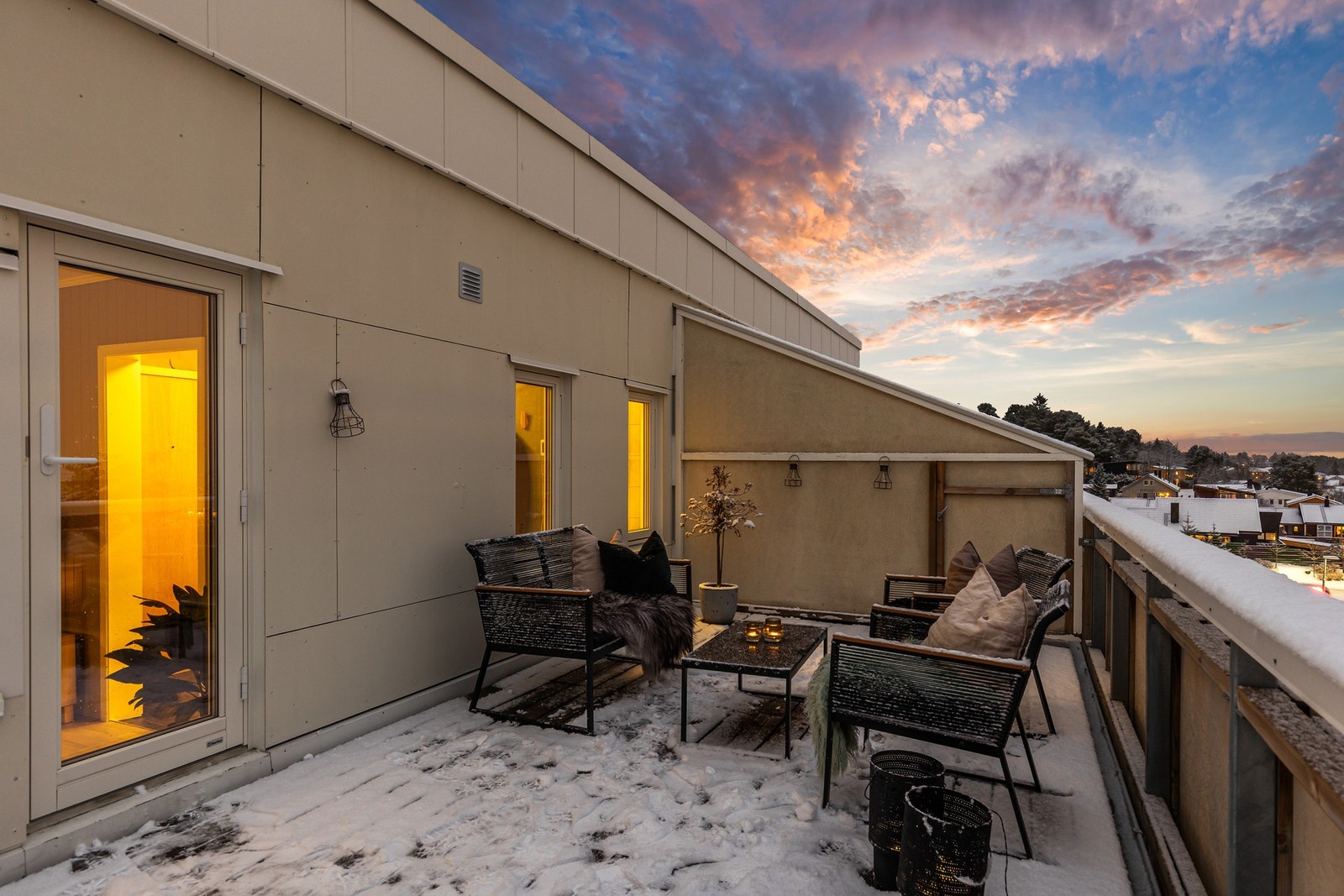 Her er det god plass til flere sittegrupper. Vinduene ble skiftet i 2022/2023 i regi av borettslaget. Galleribilde