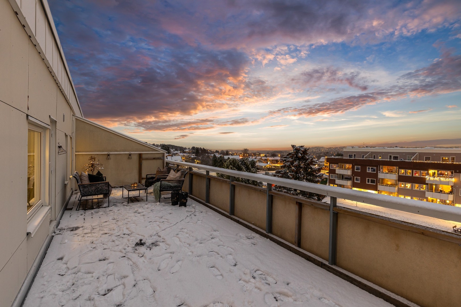 Stor takterrasse på hele 28 (!) kvm med svært gode utsiktsforhold. Galleribilde
