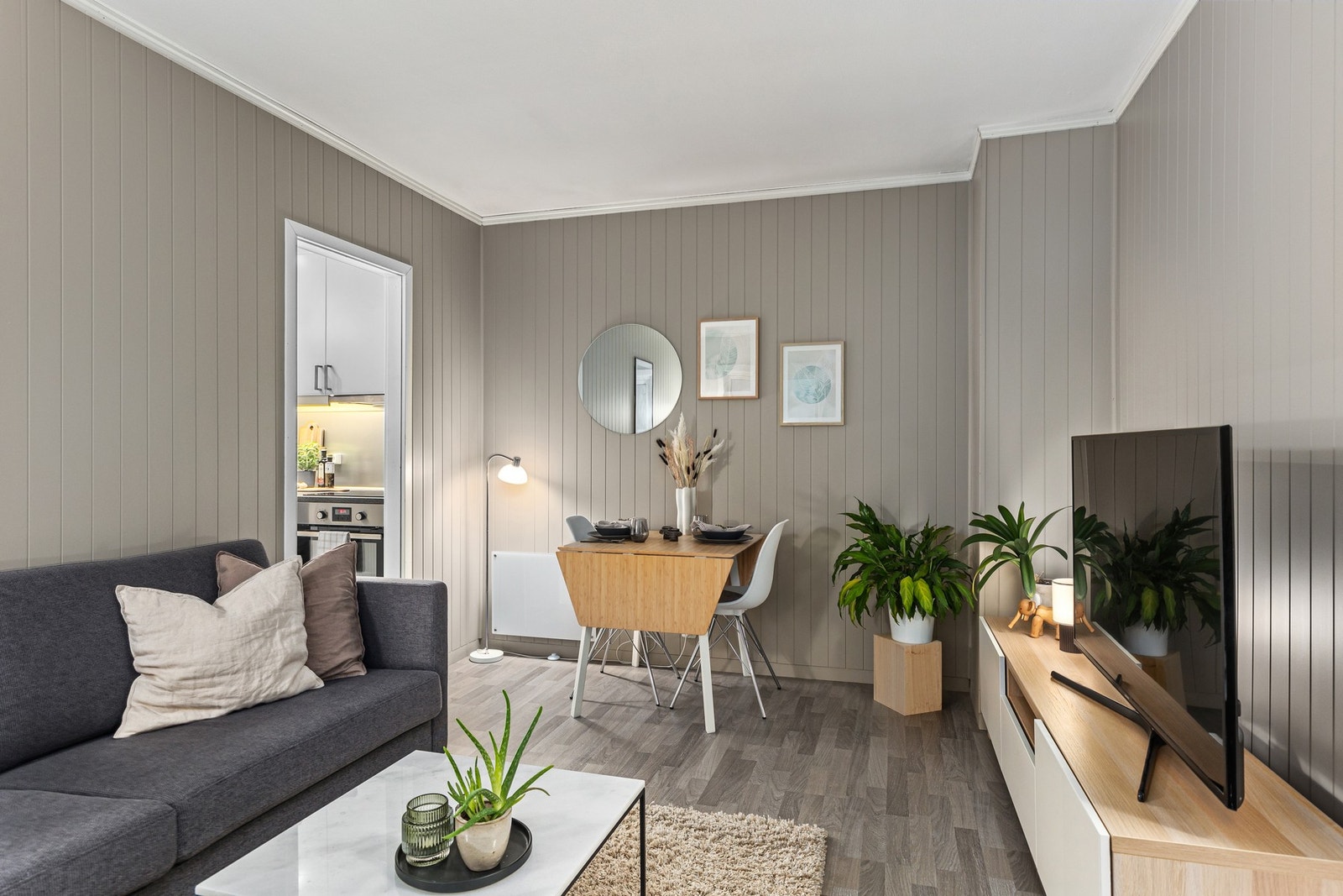 Stue med et gulvareal på totalt 14 kvm med plass for sofaseksjon, TV-møblement og spisebord. Galleribilde