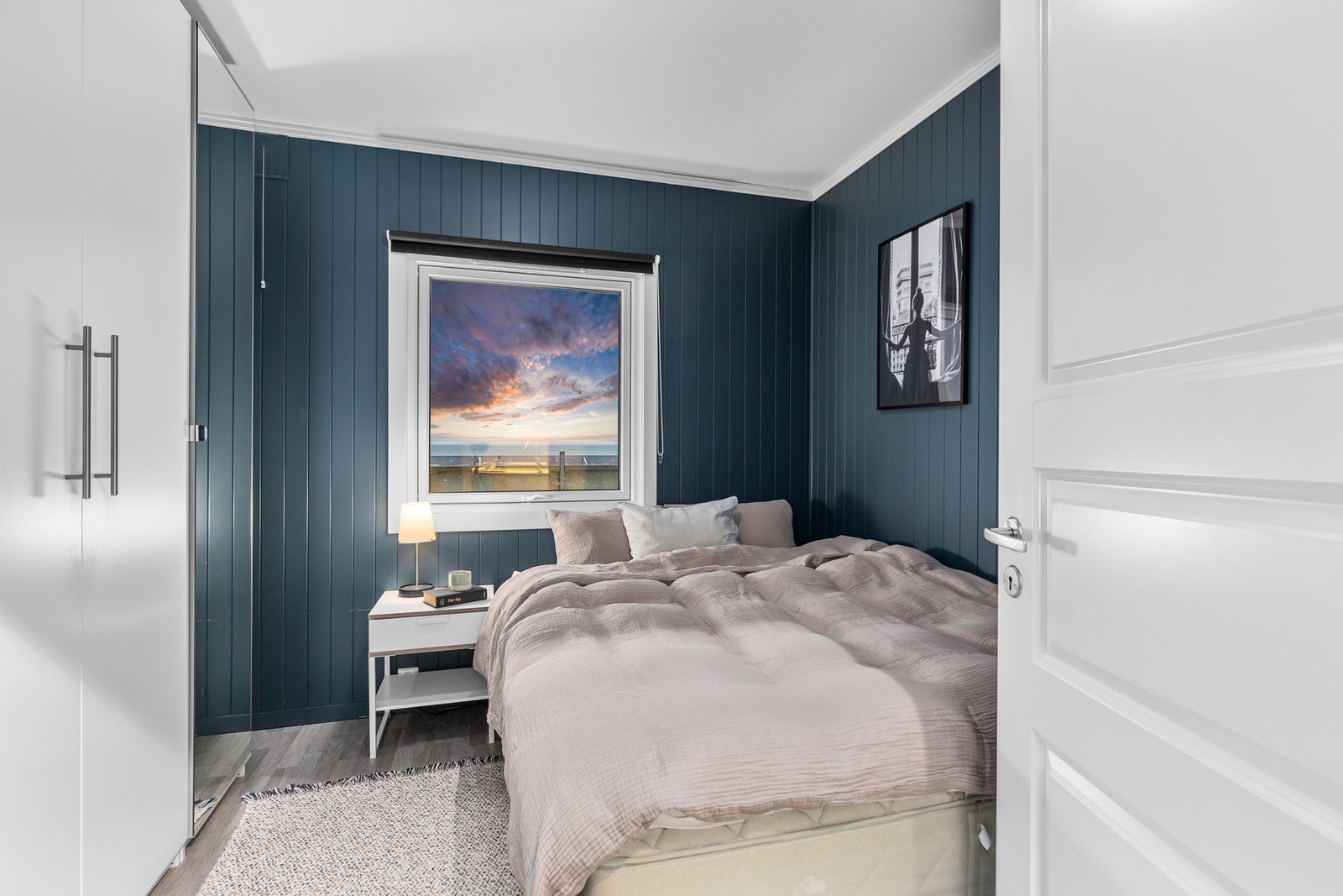 Soverom på 9 kvm utstyrt med et stort garderobeskap. Galleribilde