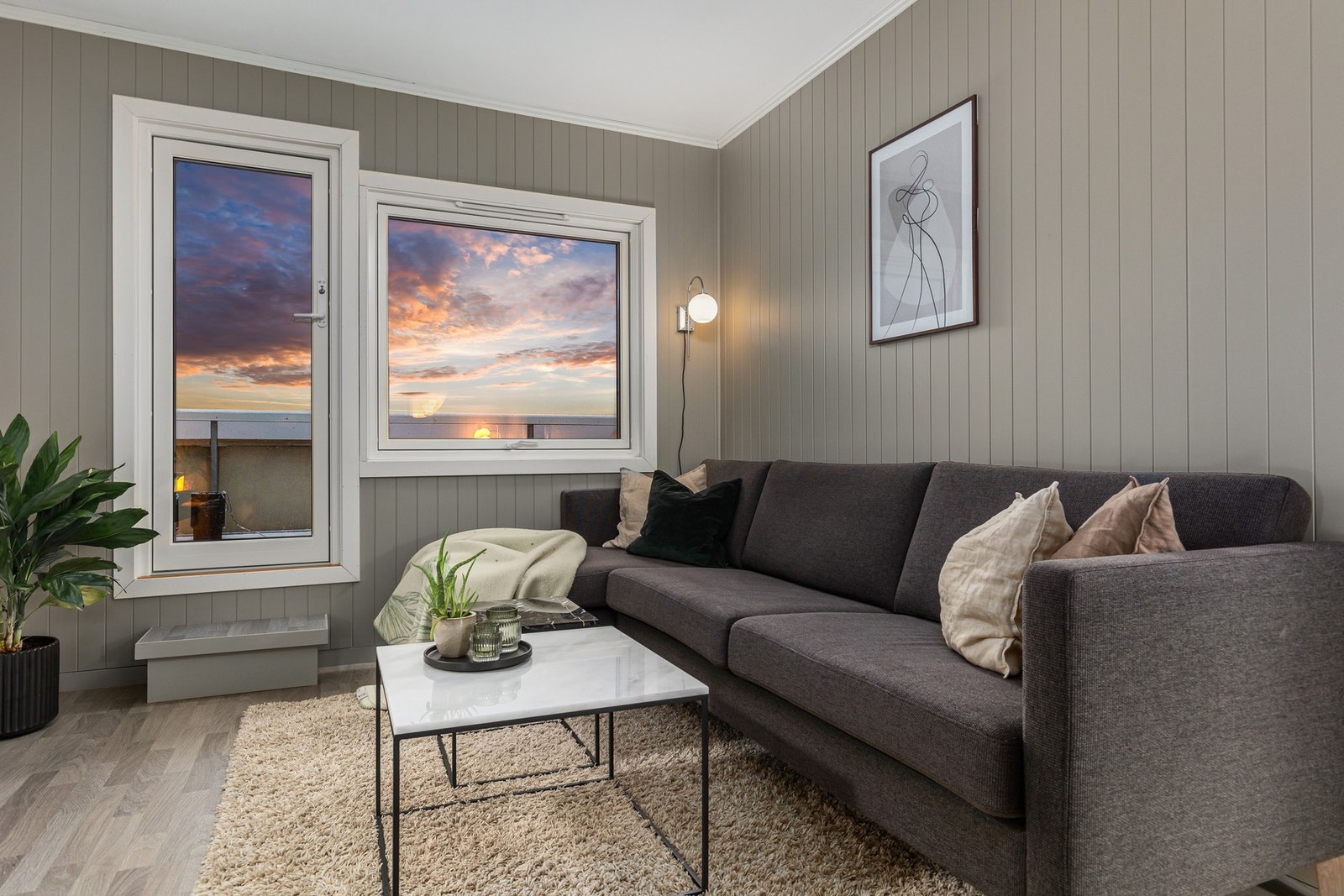 Stue med et gulvareal på totalt 14 kvm med plass for sofaseksjon, TV-møblement og spisebord. Galleribilde