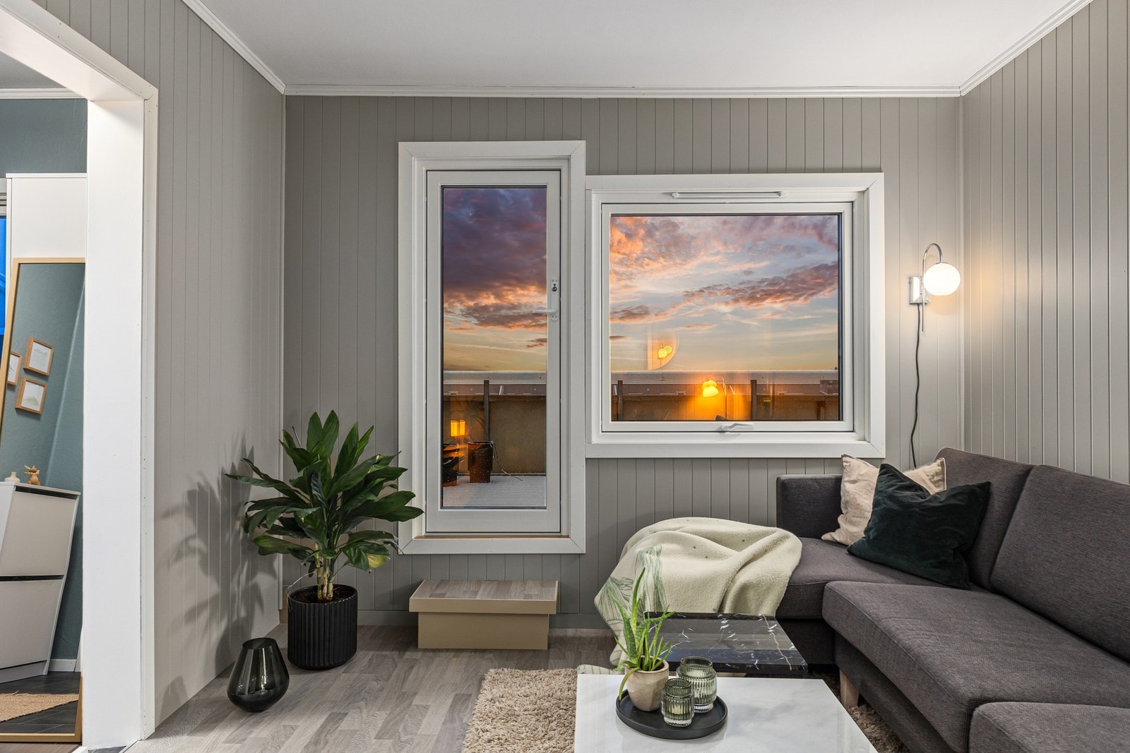 Fra stuen er det direkte utgang til leilighetens takterrasse. Galleribilde