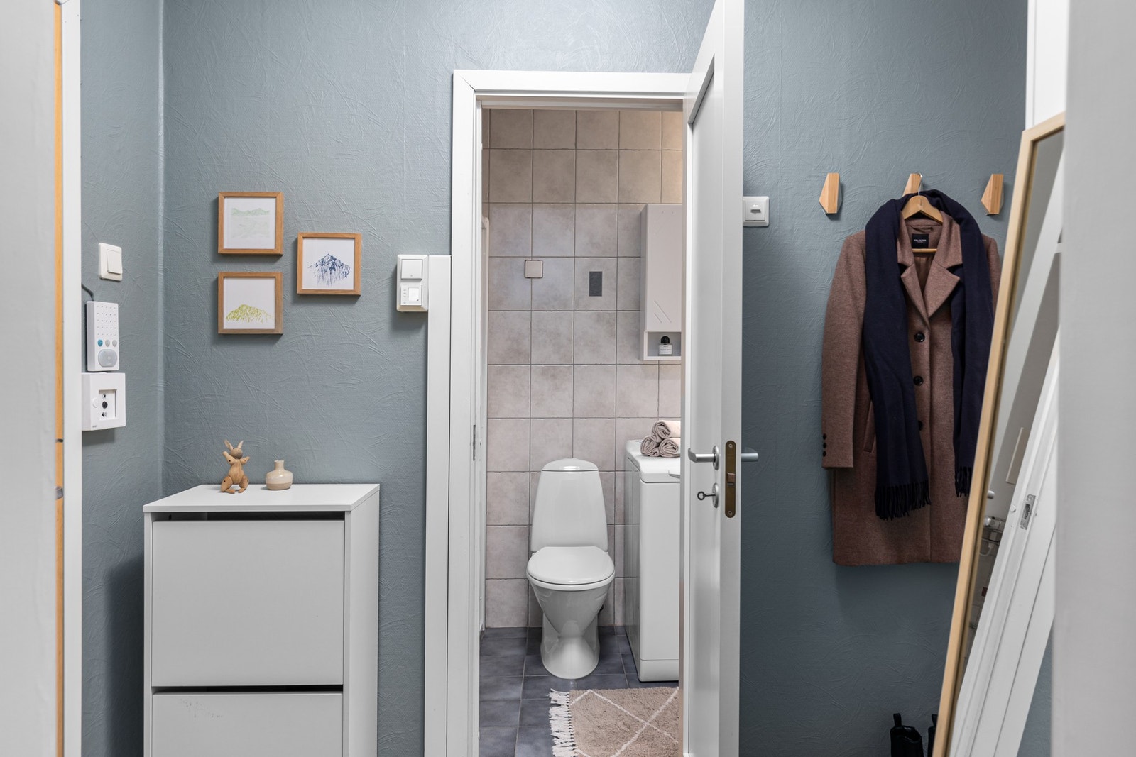 Entré/gang på 4 kvm med plass til oppbevaringsmøbel og klesoppheng. Galleribilde