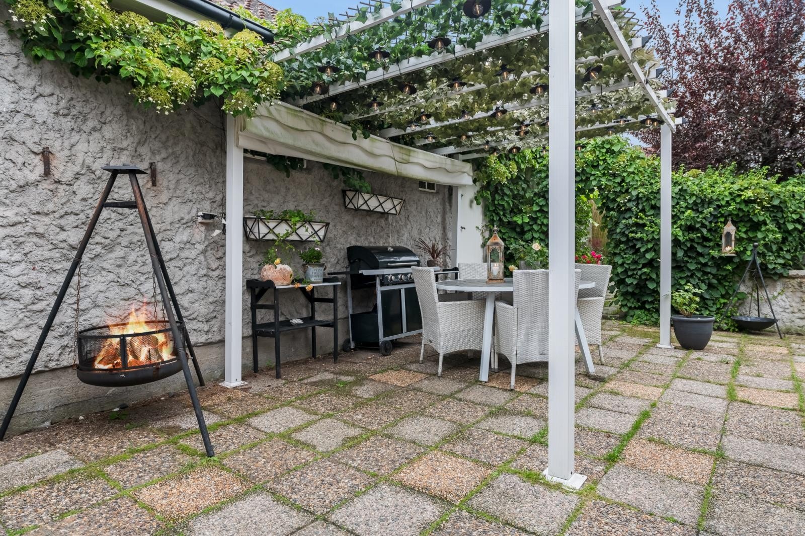 Det er grillplass med murt peis og opparbeidet plass for bålpanne. Galleribilde