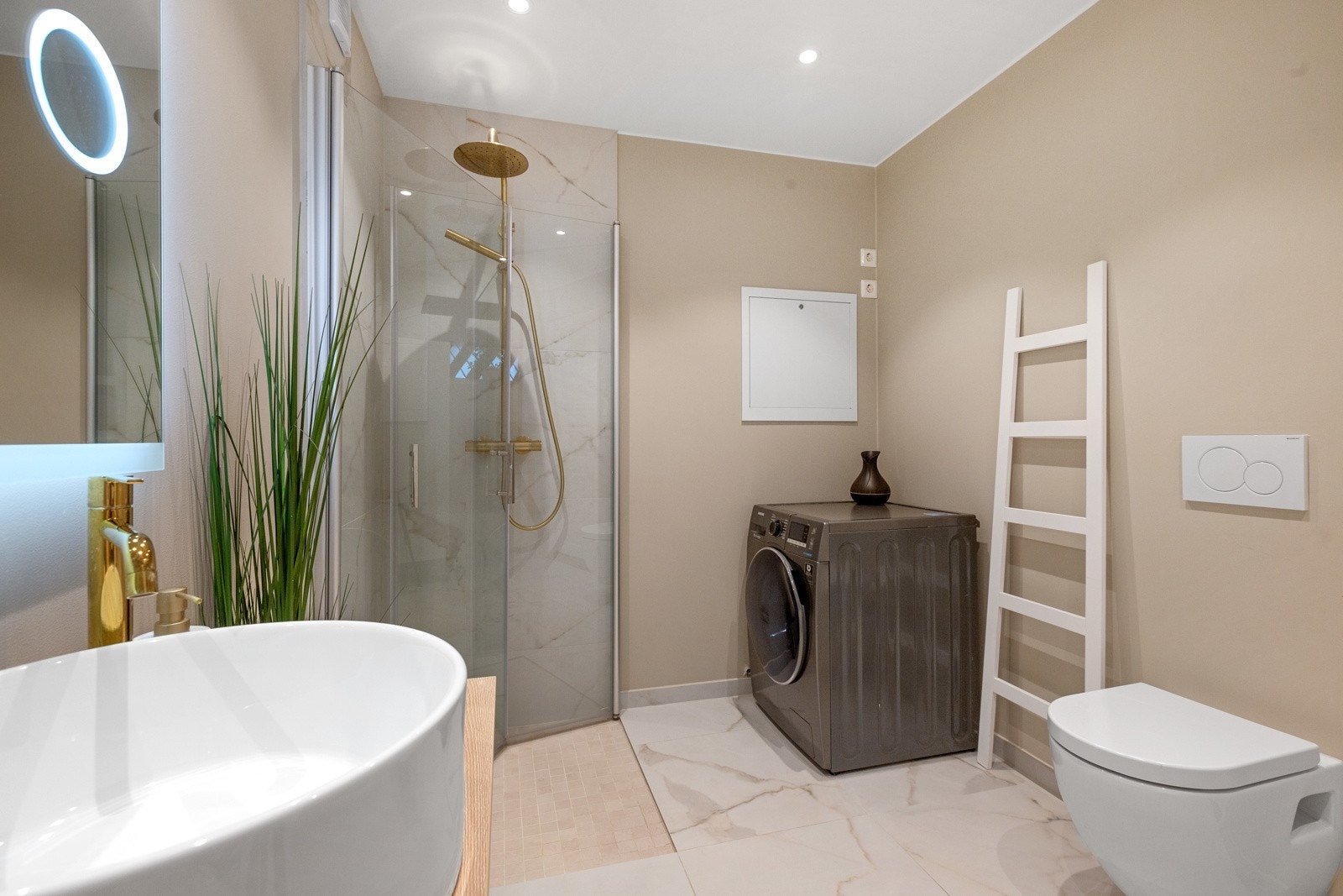 Opplegg til vaskemaskin på badet Galleribilde