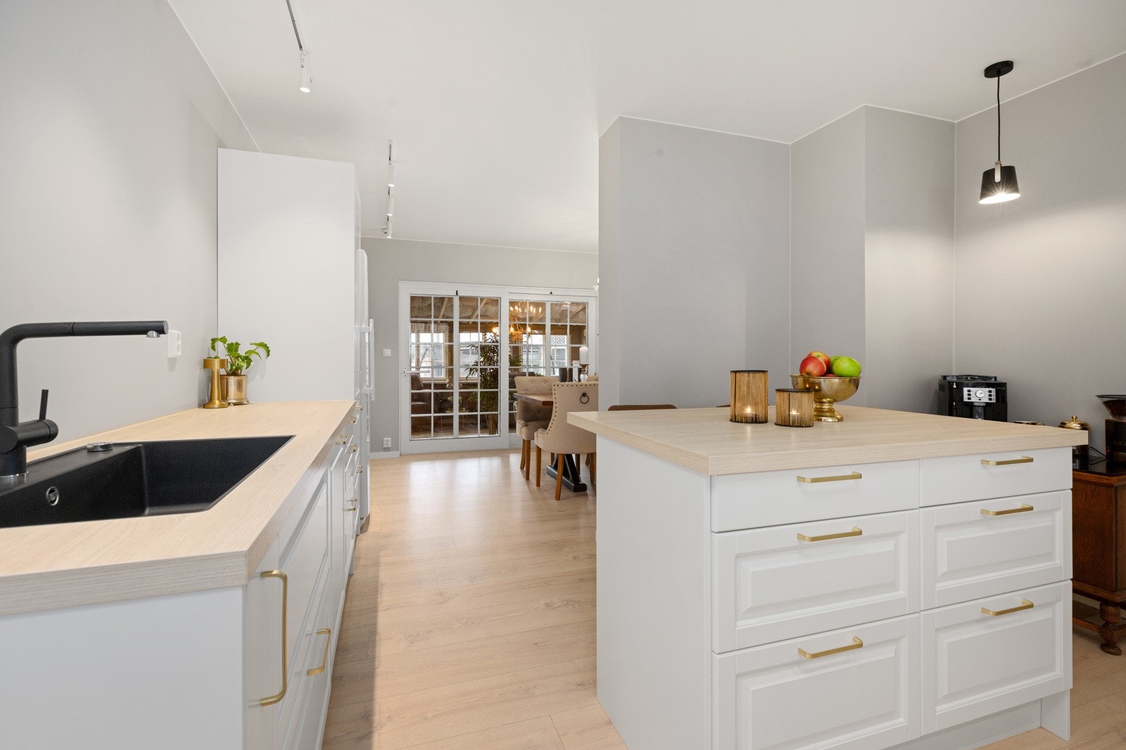 Delikat og romslig kjøkken og innbydende med kjøkkenøy Galleribilde