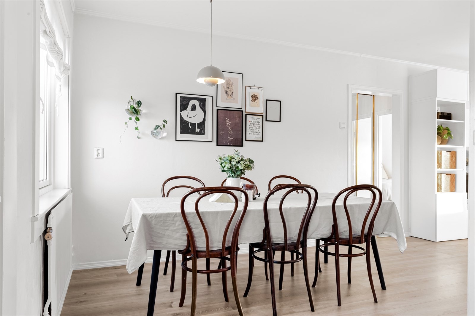 I tilknytning til kjøkkenet har man en koselig spisesone med plass til både venner og familie. Galleribilde