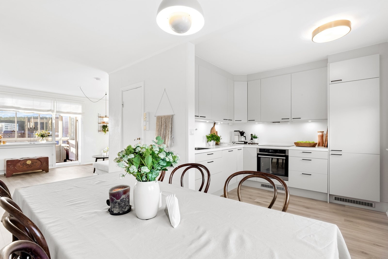 Rålekkert kjøkken med delvis åpen løsning mot stue/spisestue. Galleribilde