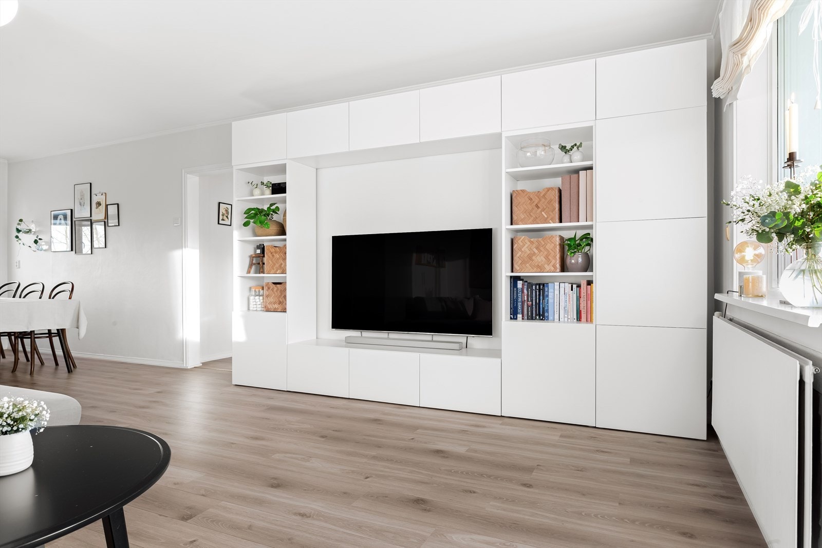 Her er det flere gode møbleringsmuligheter med plass til sofagruppe, spisebord, tv-møblement og annet ønskelig interiør. Galleribilde