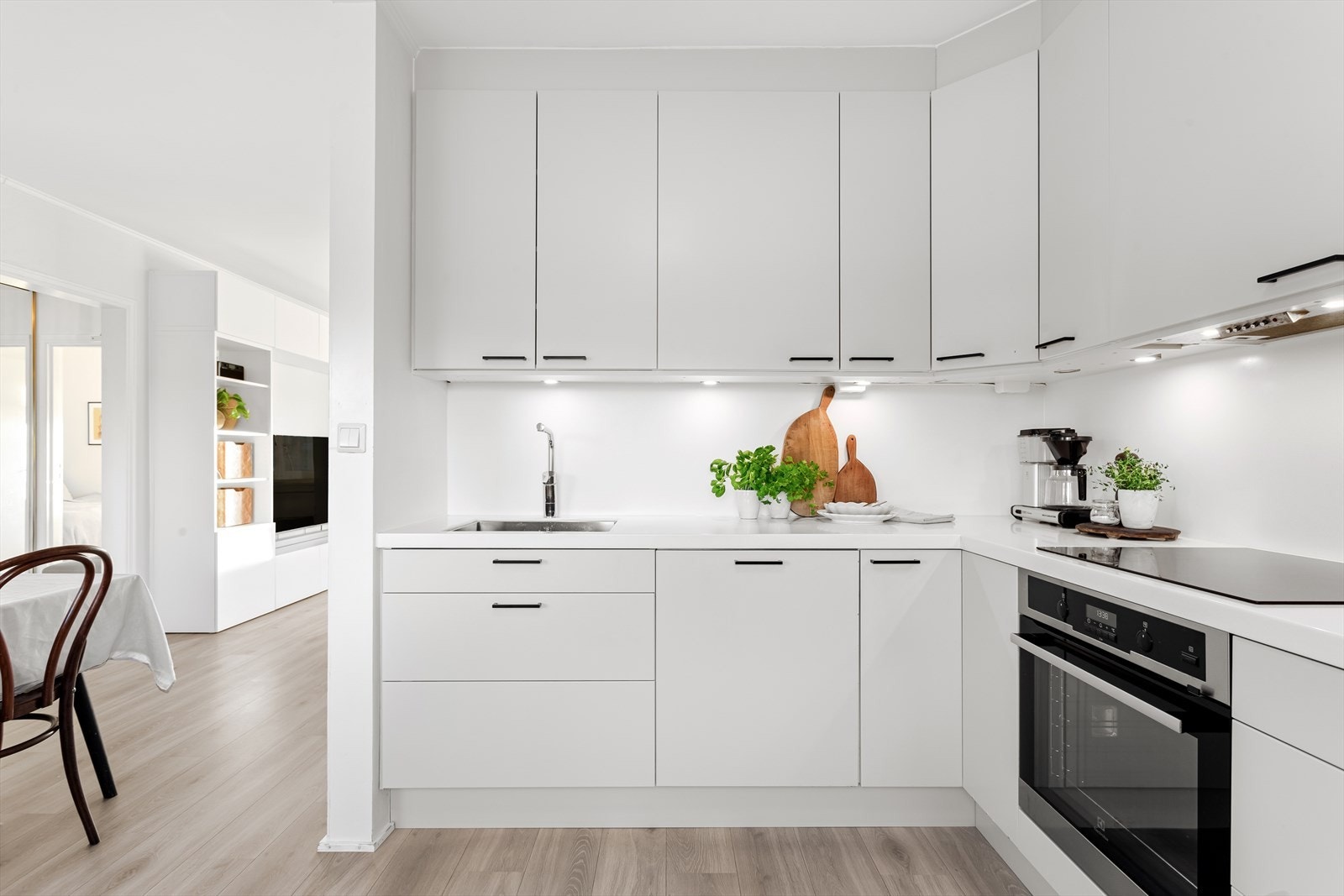 Kjøkkeninnredningen består av glatte fronter og benkeplate (Avonite Kokoura). Kjøkkenet er utstyrt med platetopp, kum med ettgreps blandebatteri, ventilator, kjøl/fryseskap, ovn og oppvaskmaskin. Galleribilde