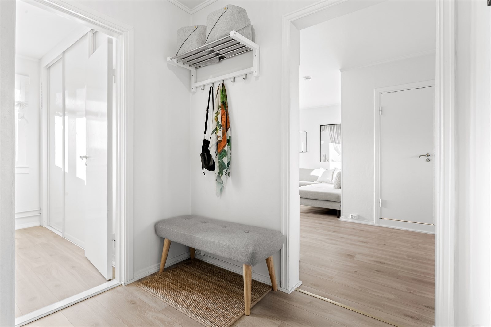 Entreen byr på gode muligheter til å henge opp ytterjakker og og sette fra seg sko. Galleribilde