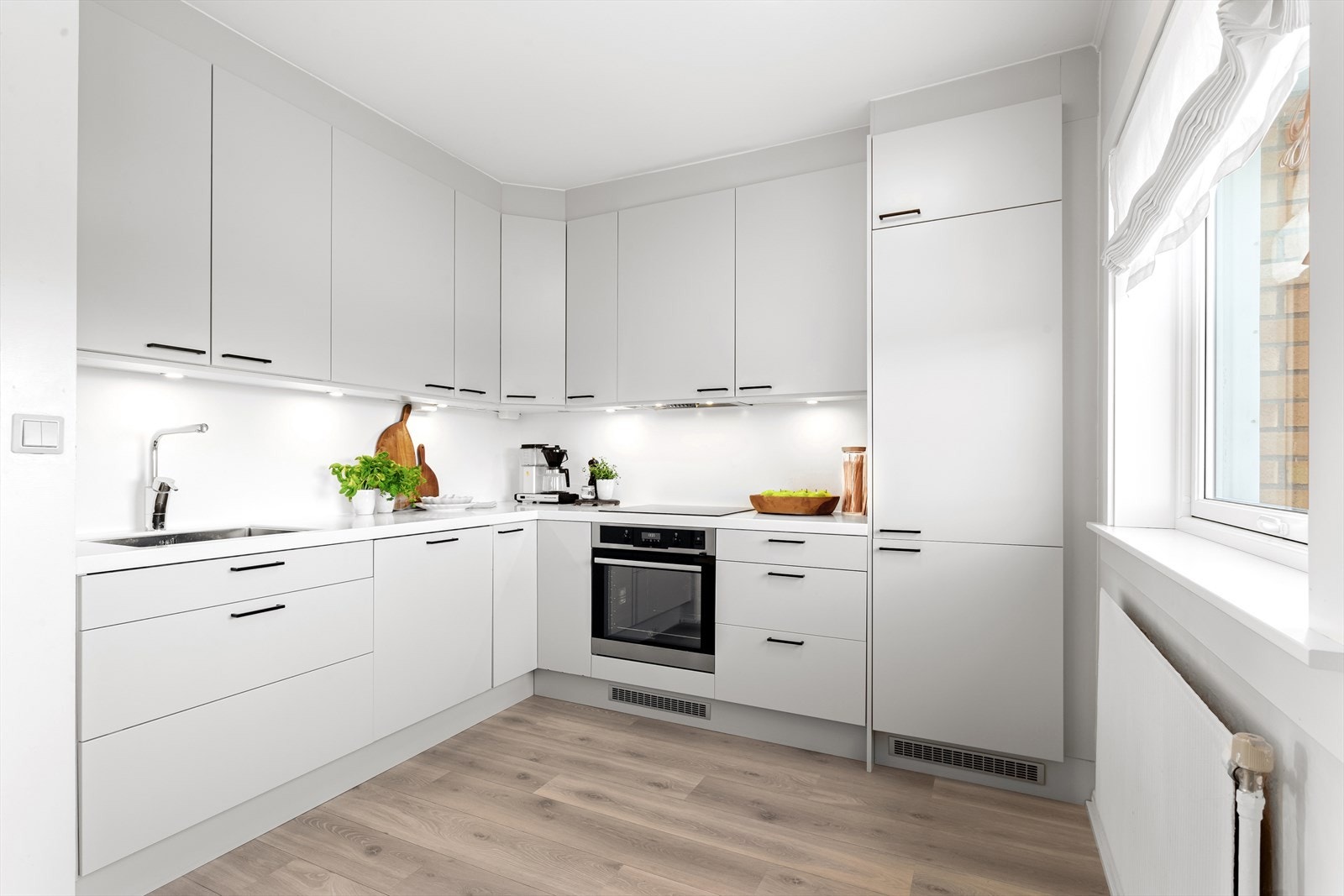 Dette er et stilrent kjøkken fra 2017 med god skap-/benkeplass! Galleribilde