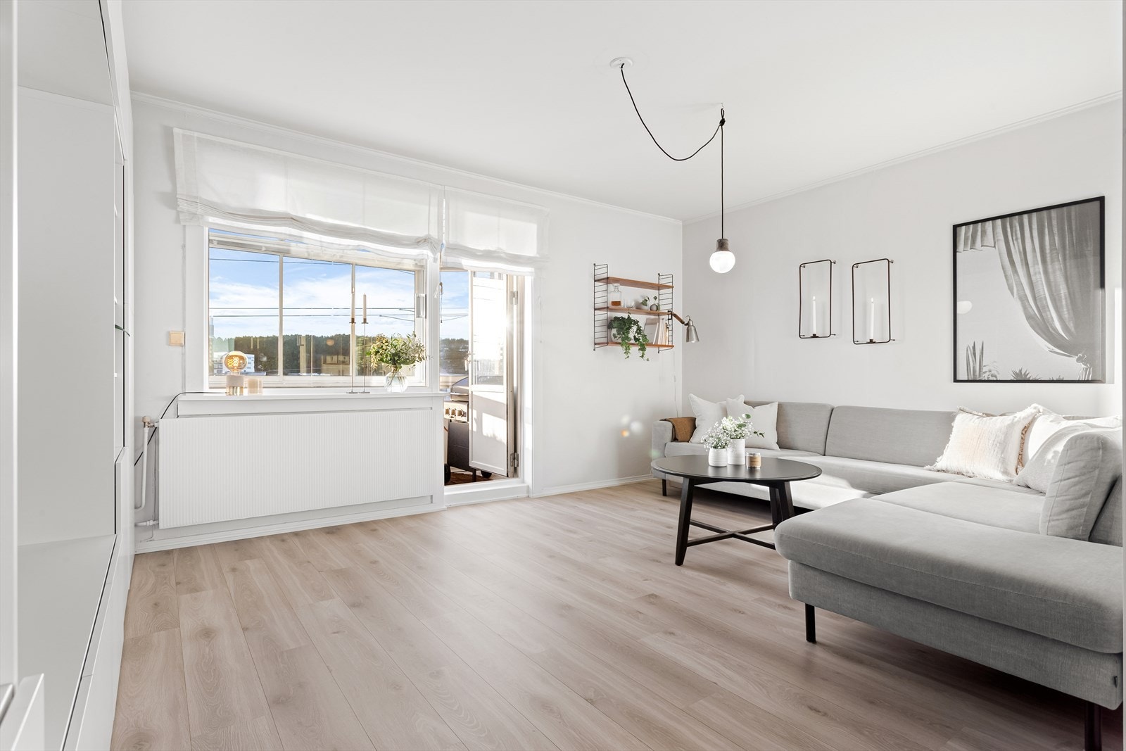 Stuen er det naturlige oppholdsrommet i leiligheten. De store vindusflatene gir innslipp av behagelige mengder med dagslys, som skaper en luftig og lun atmosfære. Fra stuen er det utgang til balkongen. Galleribilde