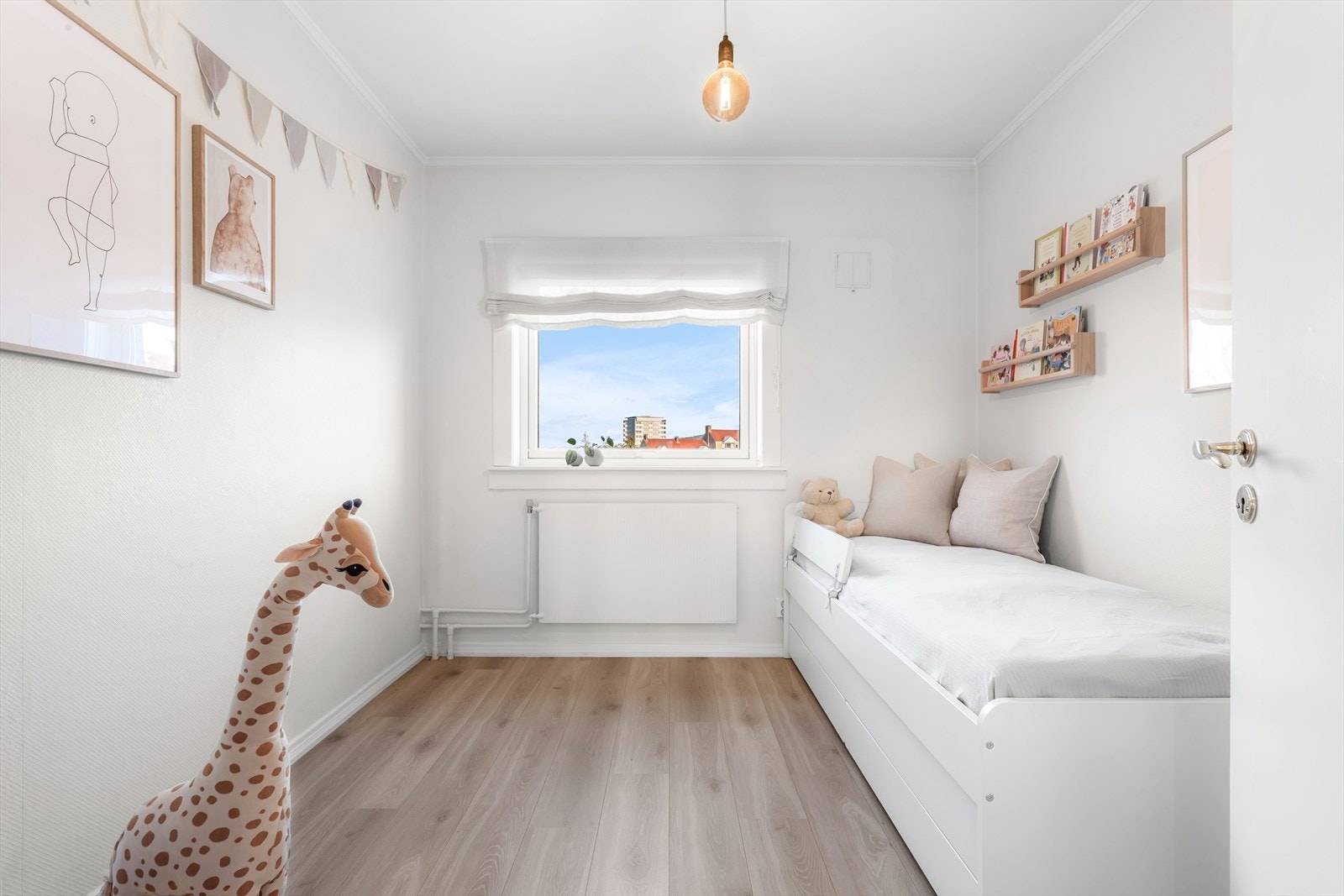 Soverom nr. 2 blir i dag brukt som barnerom og vender mot rolige omgivelser. Galleribilde