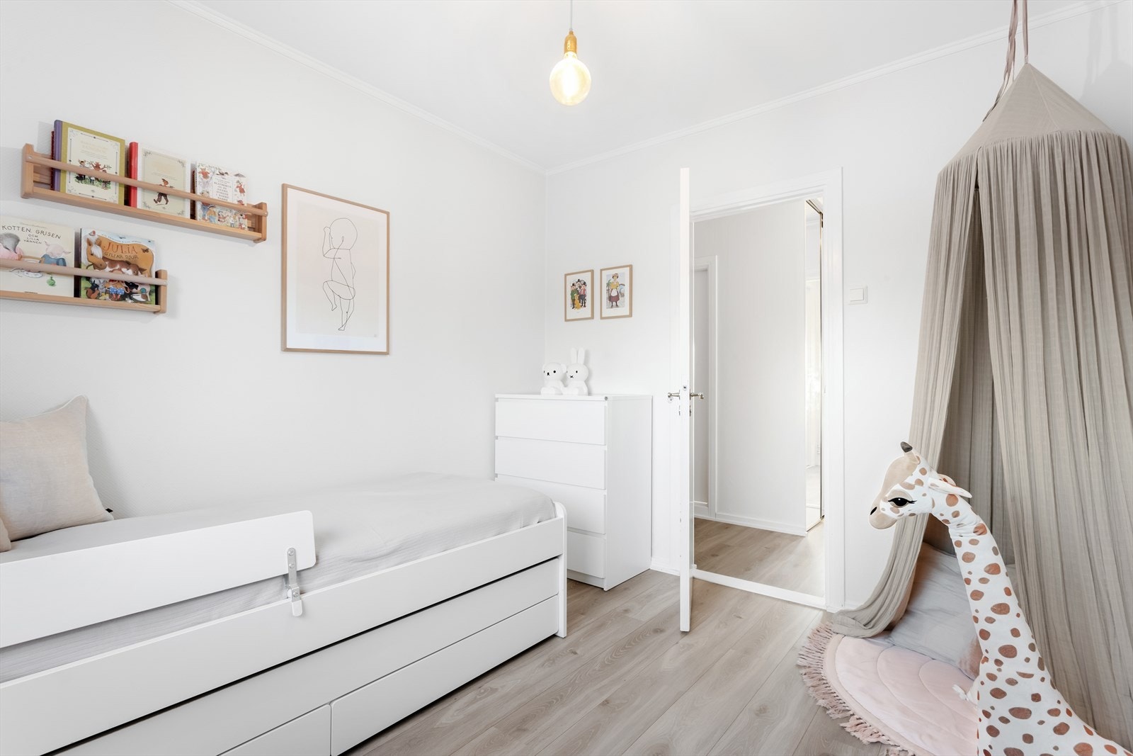 Her har man plass til seng, kommode, garderobeskap og arbeidspult. Galleribilde