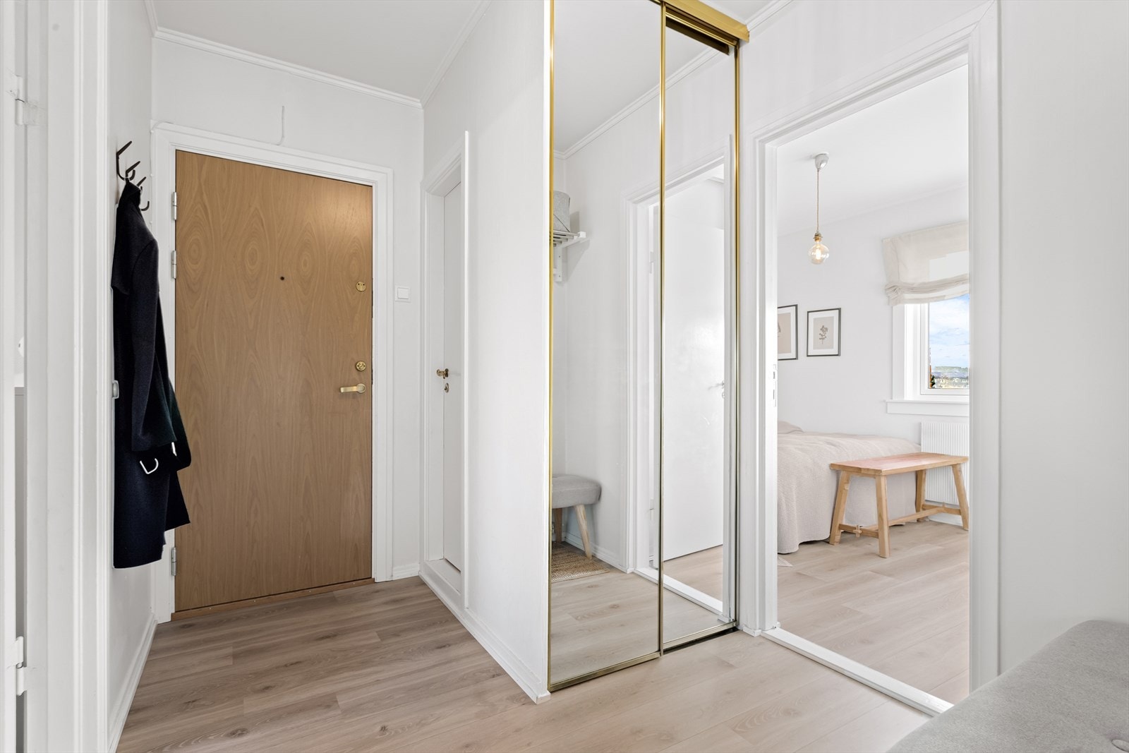 Velkommen inn! Lys og innbydende entré med gode oppbevaringsmuligheter med skyvedørsgarderoben. Galleribilde