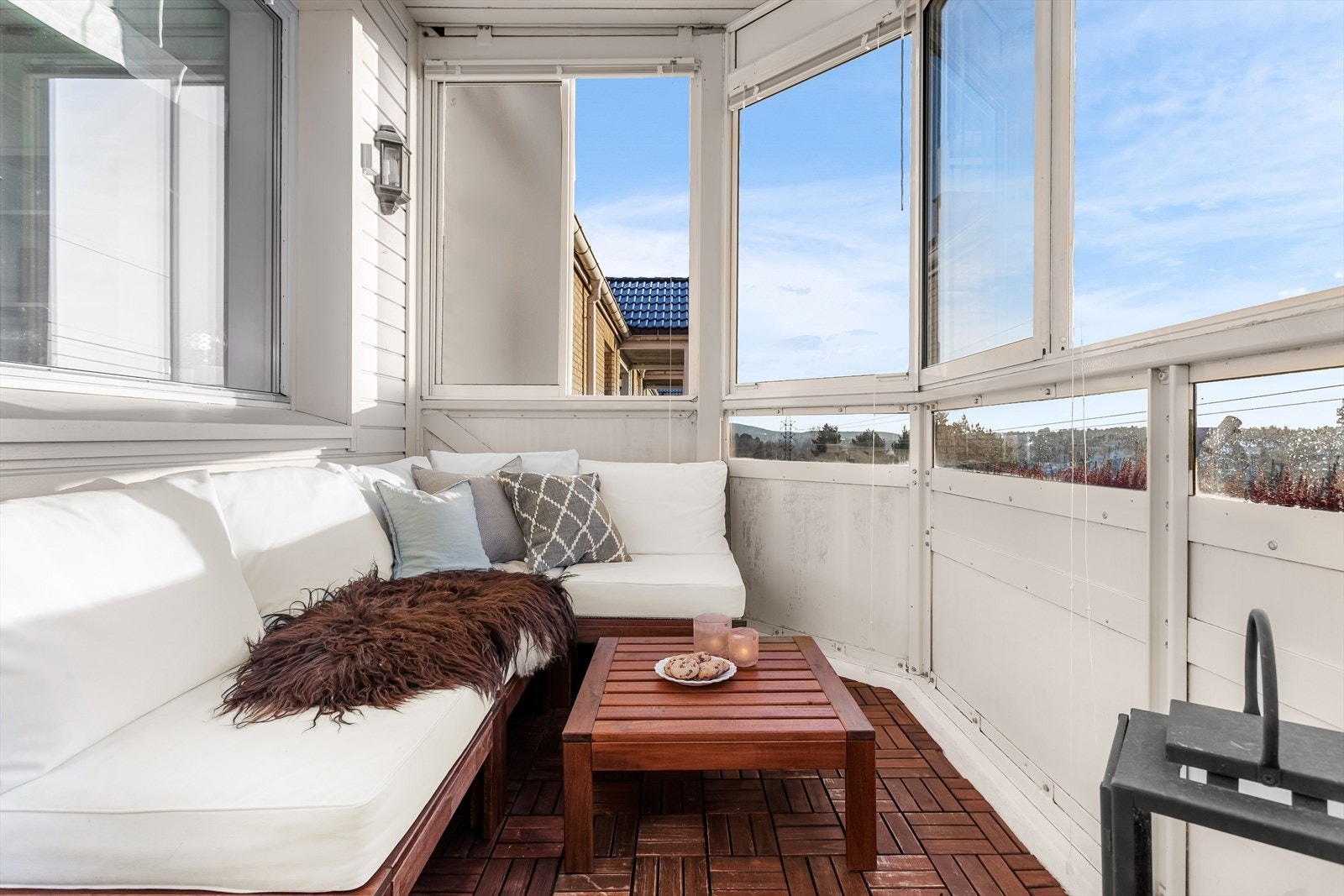 Sydvestvendt balkong på hele 8kvm. Balkongen er innglasset og kan benyttes i store deler av kalenderåret. Galleribilde