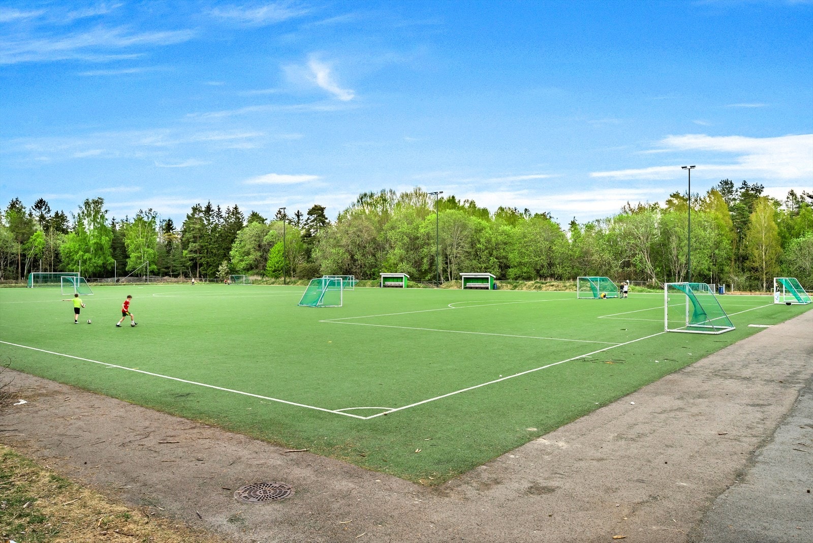 Godt etablerte idrettsforeninger i bydel Østensjø med bla. fotball, håndball, friidrett, svømmeklubb, tennisklubb, fritidsklubber etc. Galleribilde