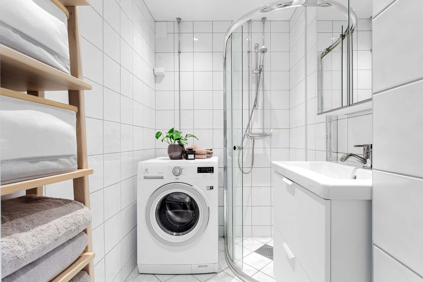 Lyst, flislagt baderom fra 2008 med varme i gulv. Baderommet ble pusset opp i regi av borettslaget. Galleribilde