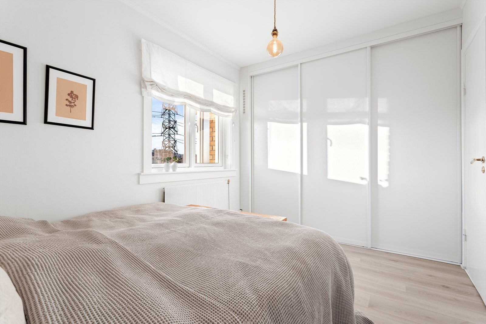 Skyvedørsgarderoben byr på gode oppbevaringsmuligheter. Galleribilde