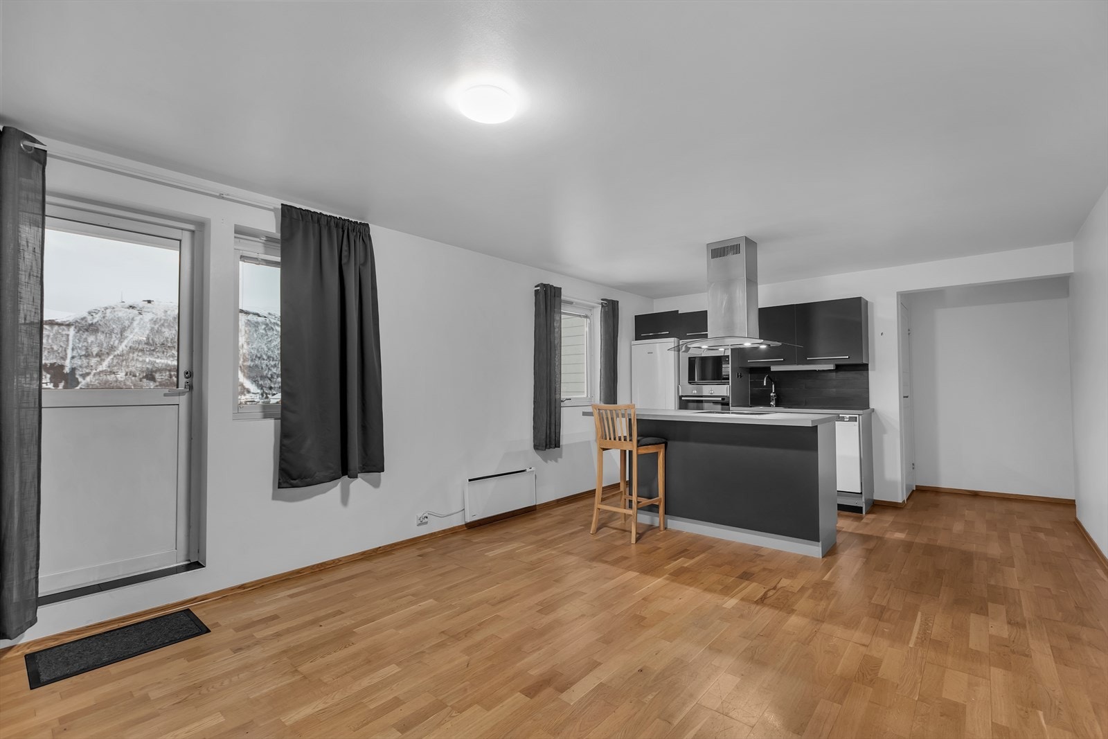 Stue med kjøkken i åpen løsning. Galleribilde