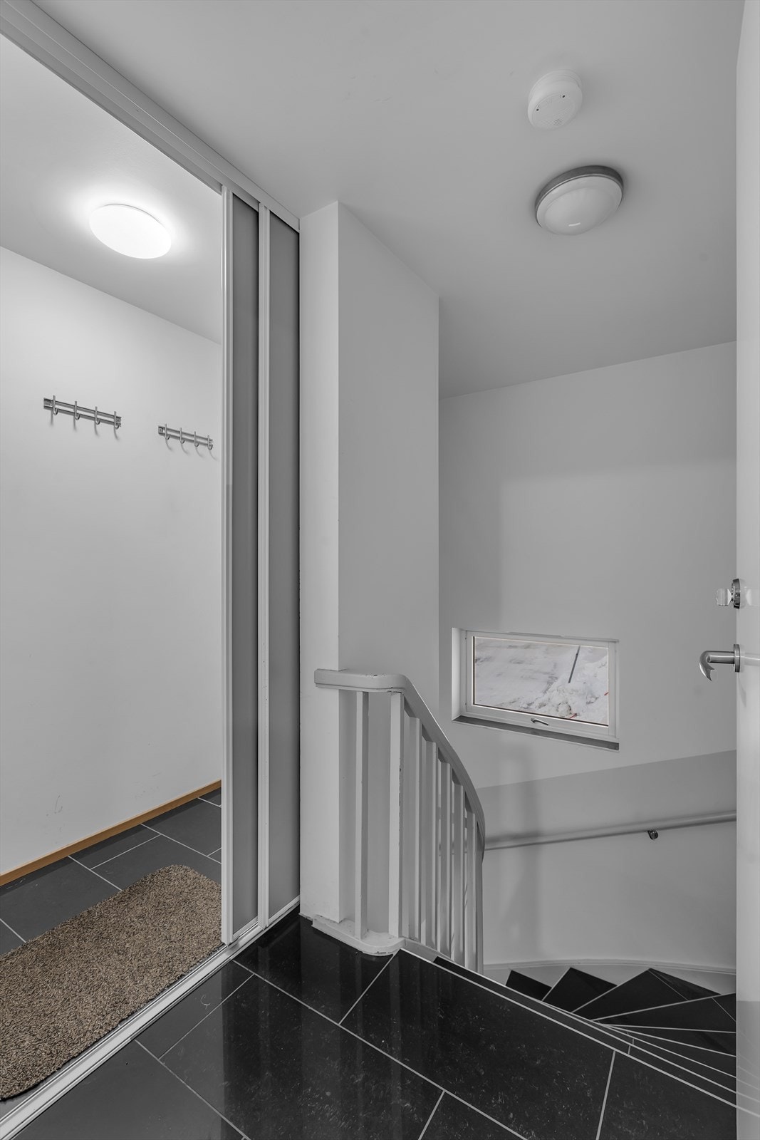 Trapperom og skyvedørsgarderobe i 2. etasje. Galleribilde