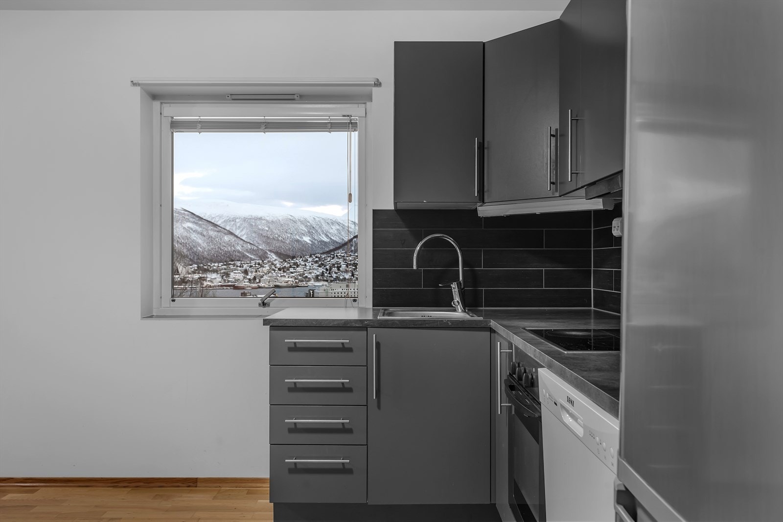 Uhindret utsikt fra kjøkkenvinduet - Tromsdalen og Tromsøysundet. Galleribilde