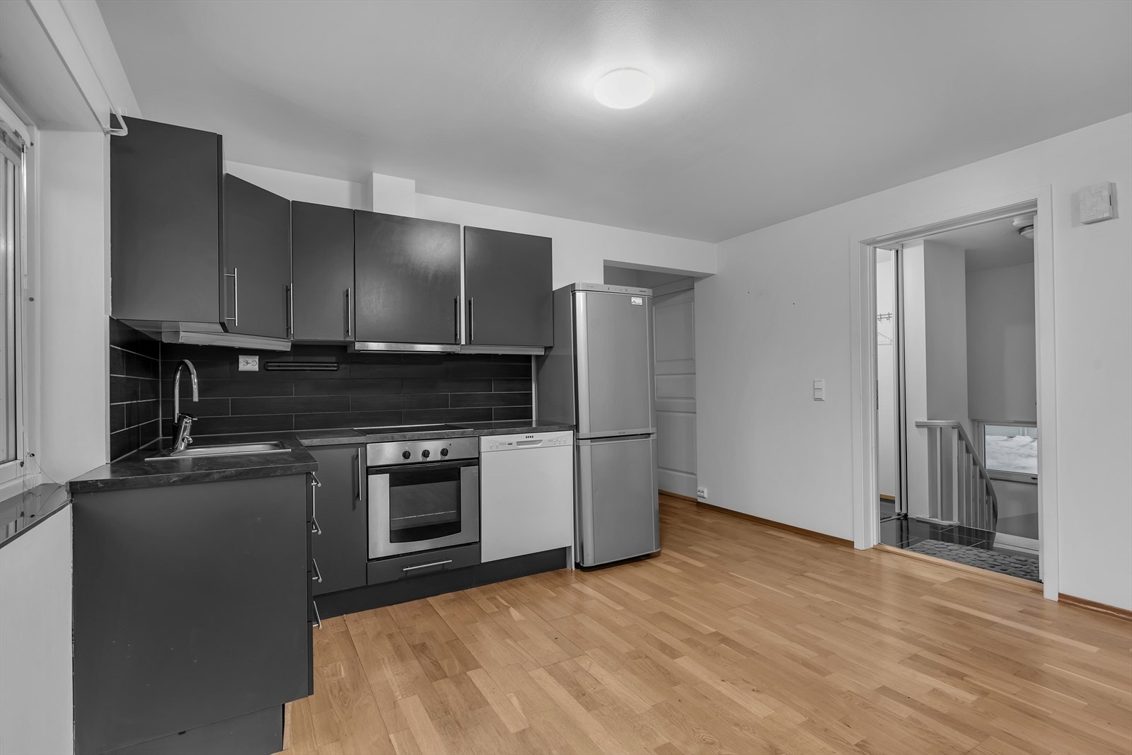 Inngang fra felles trapperom. Galleribilde