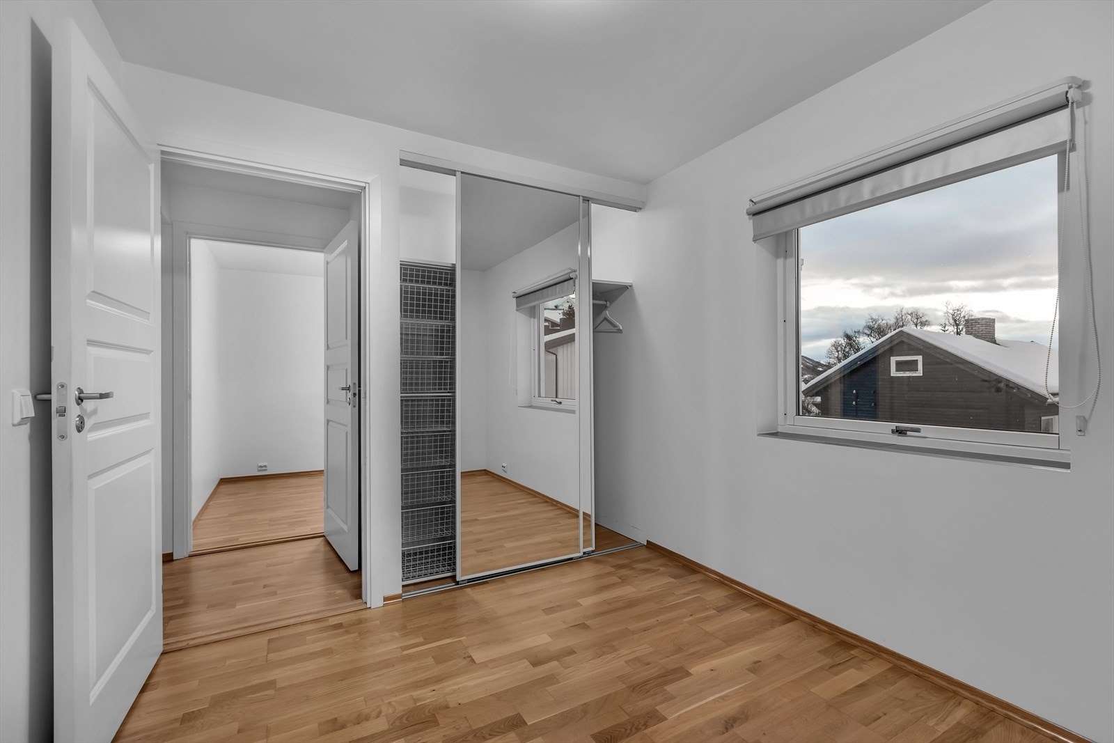 Skyvedørsgarderobe i soverom. Galleribilde