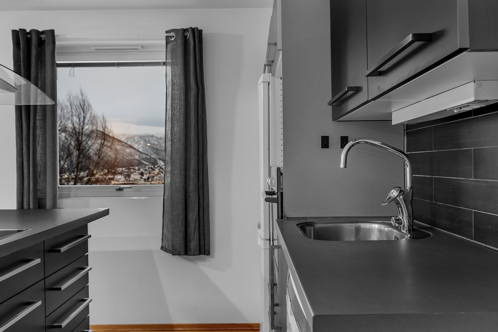 Trivelige arbeidsforhold med nydelig utsikt fra kjøkkenvinduet. Galleribilde