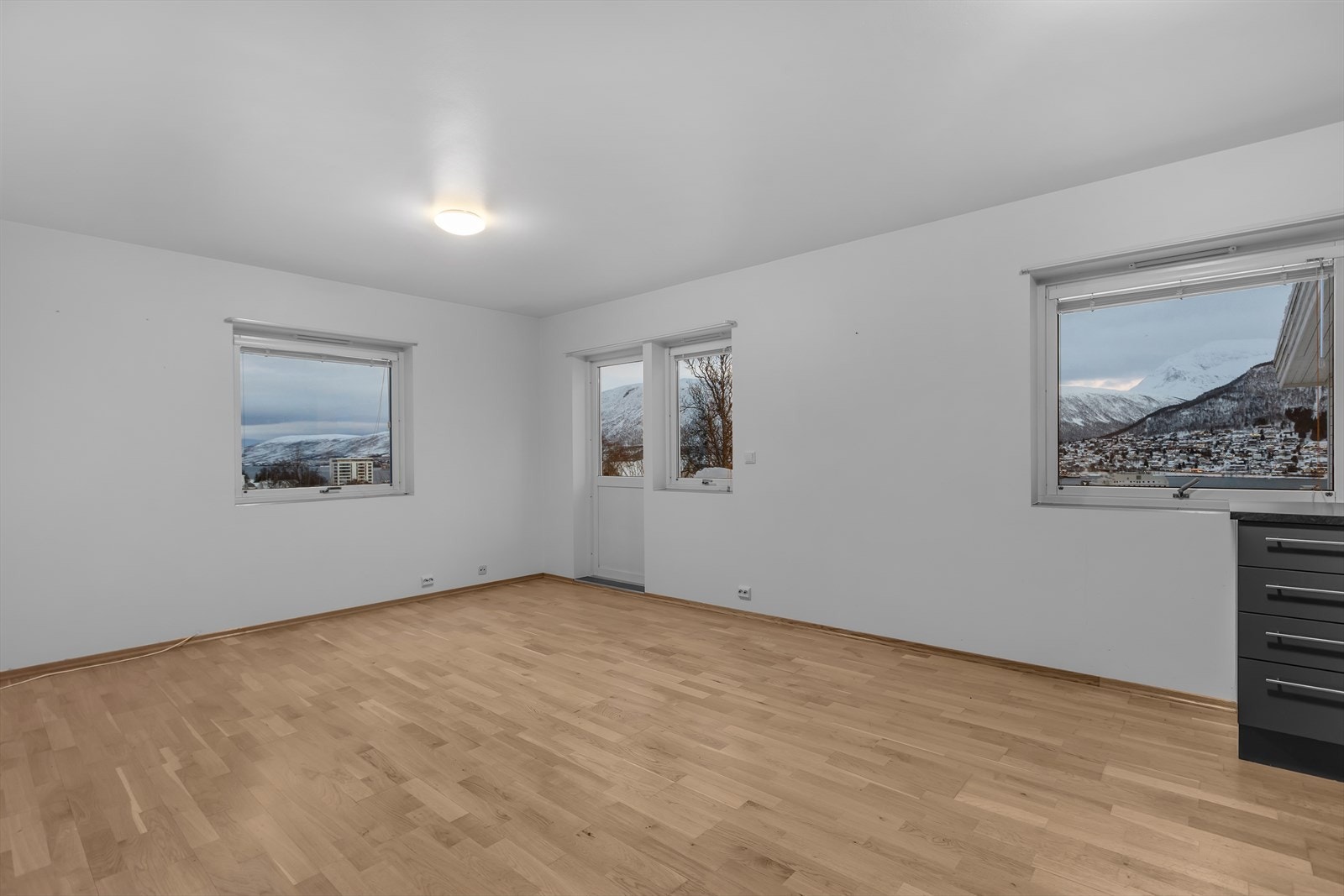 Hjørnestue med utgang til veranda. Galleribilde