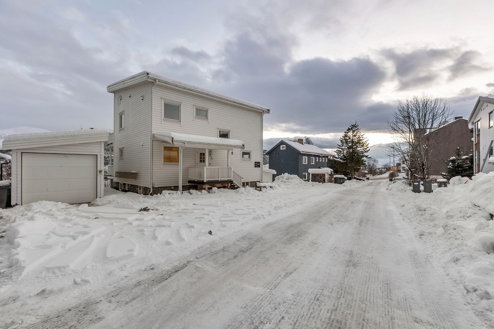 Trafikkstille gate i kort gangavstand fra sentrum. Galleribilde