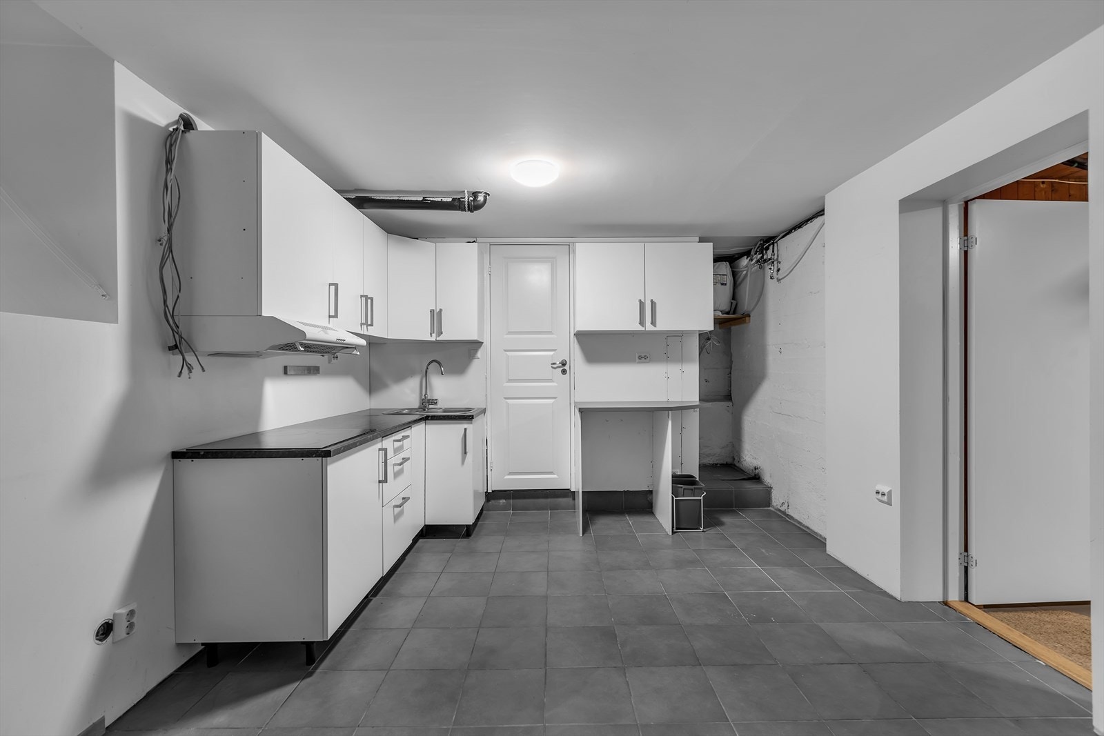 Kjøkkeninnredning i kjelleren. Galleribilde