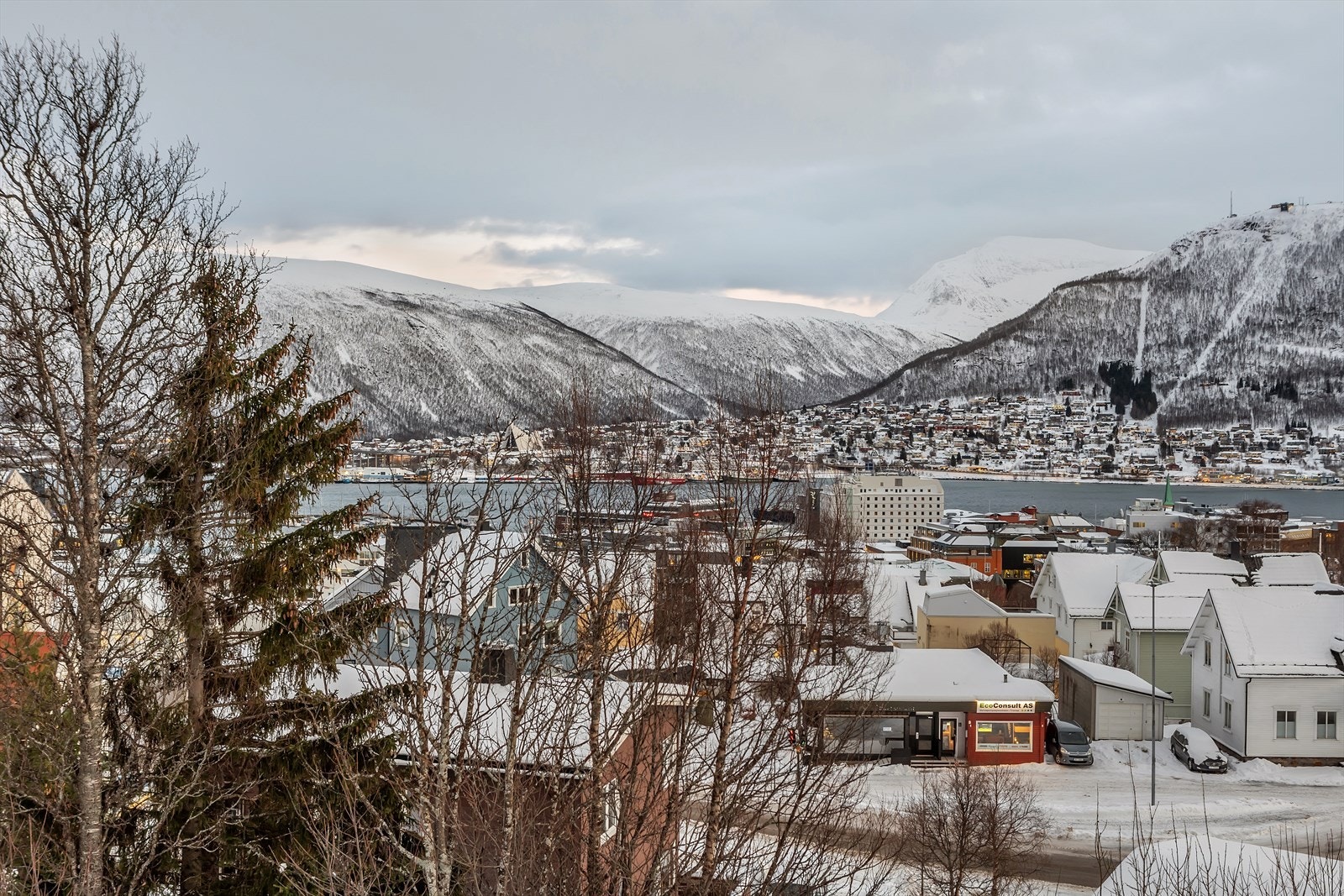 Utsikt mot sentrum og Tromsøysundet. Galleribilde