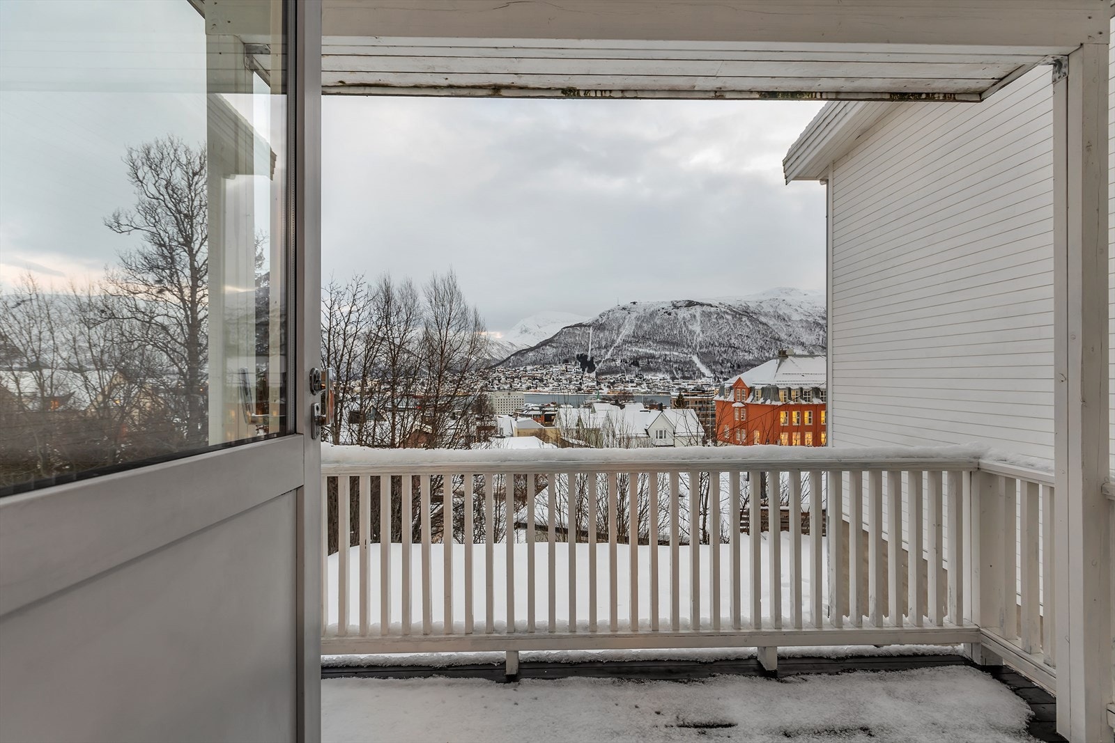 Veranda med utgang fra stuen. Galleribilde