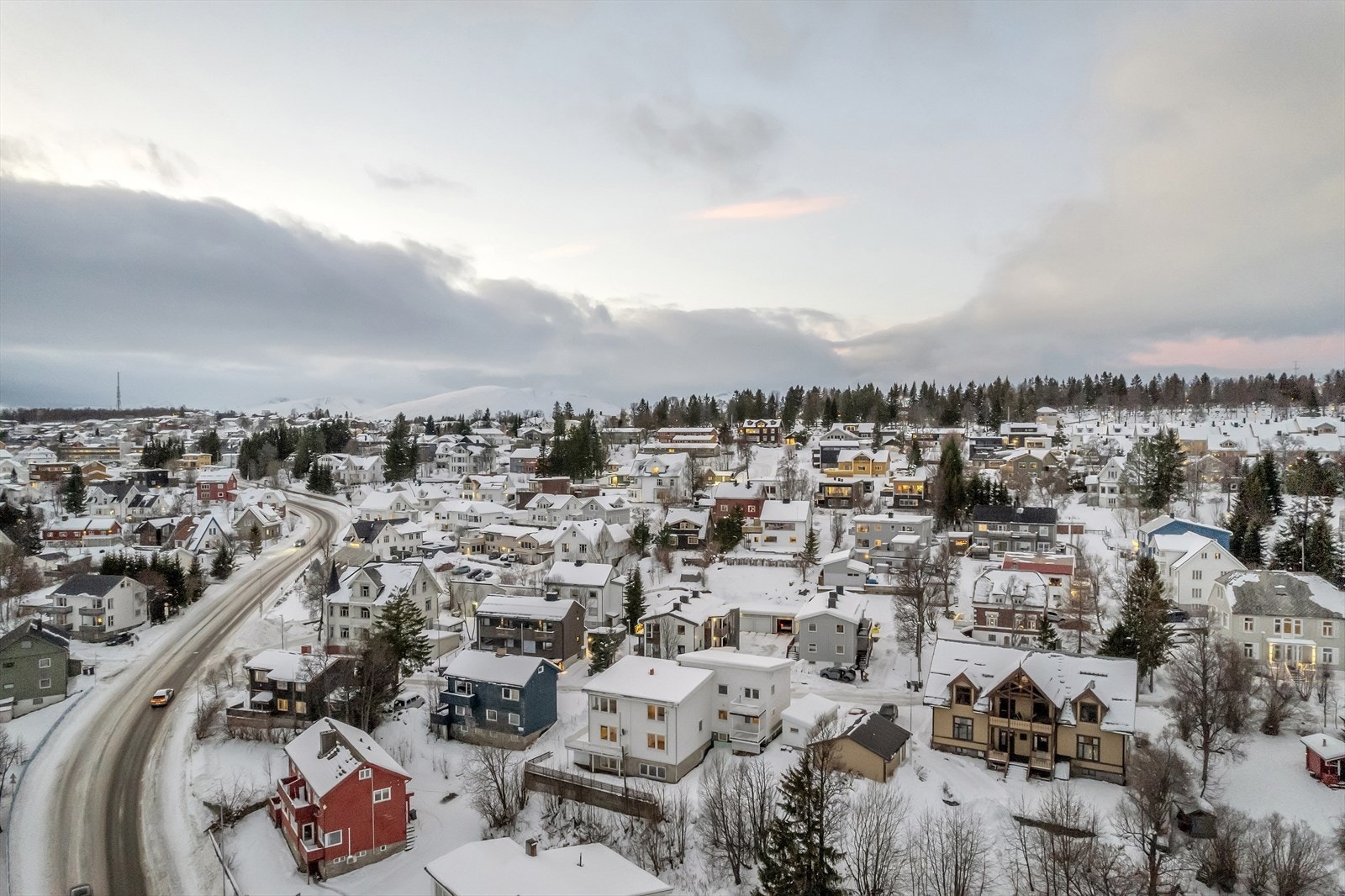 Kjøreadkomst via Kirkegårdsvegen (til venstre i bildet). Galleribilde