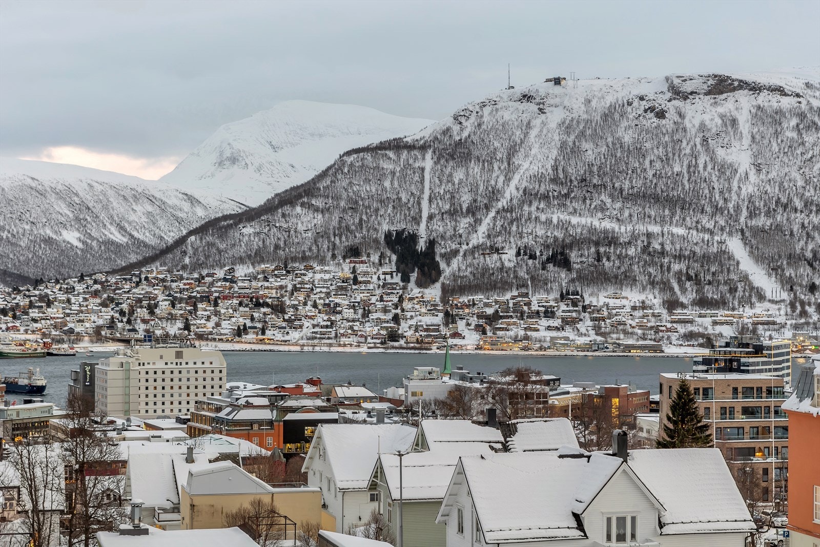 Tromsdalstinden og Fjellheisen. Galleribilde