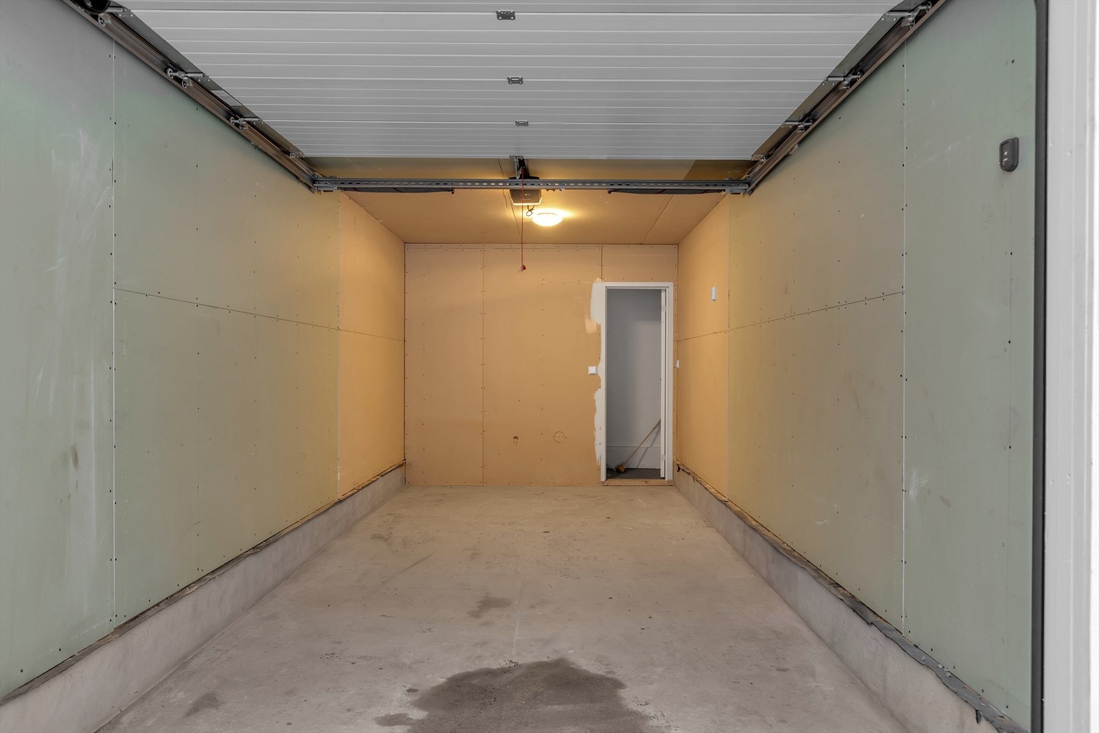 Frittstående garasje med portheis. Galleribilde