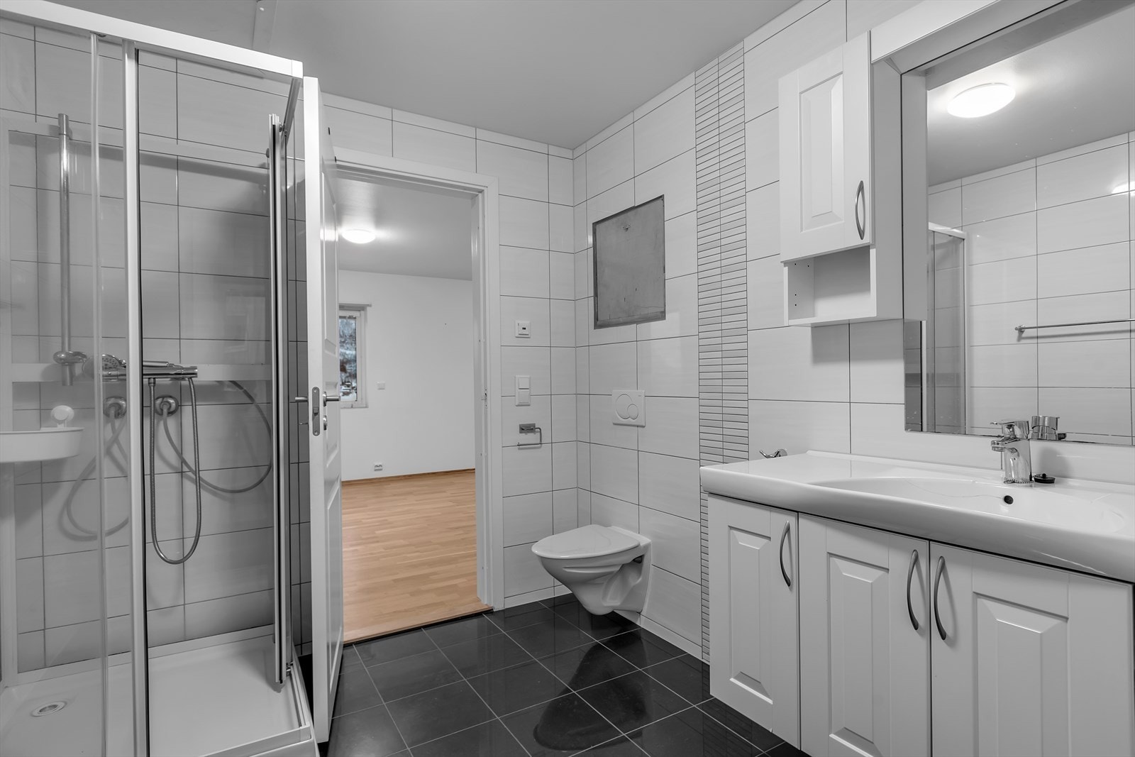 Dusjkabinett og vegghengt wc på badet. Galleribilde