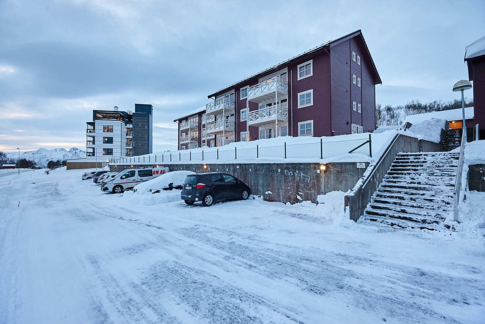 Fast parkeringsplass på asfaltert gårdsplass. Galleribilde