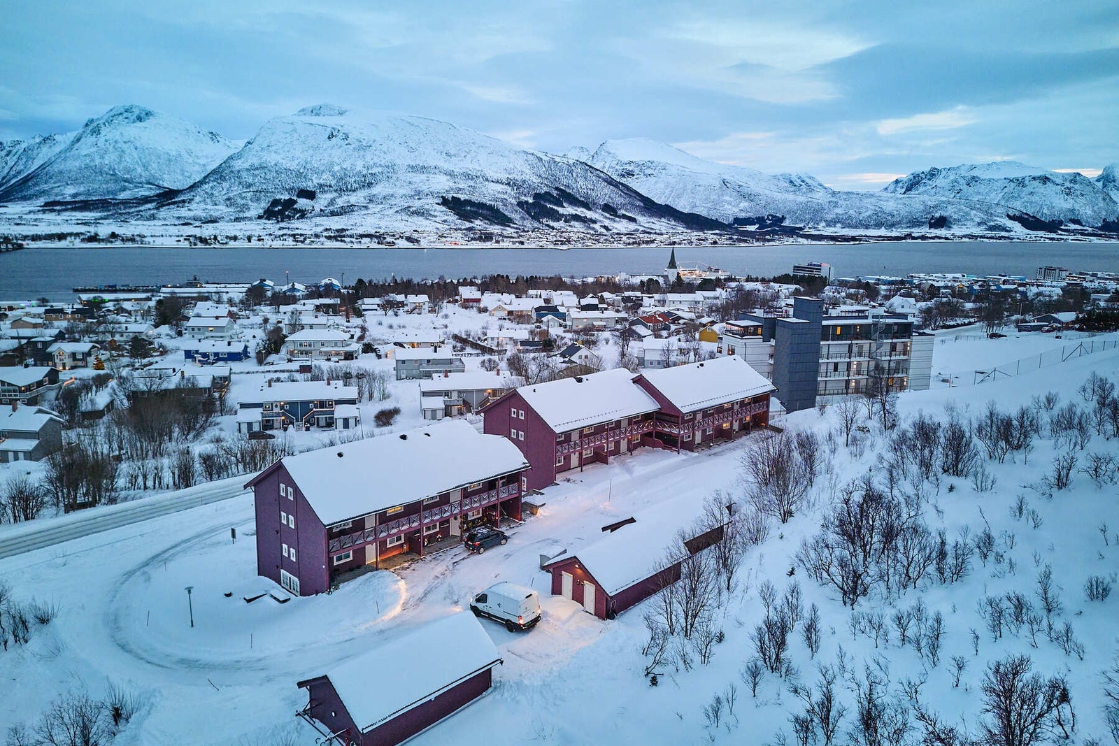 Fra eiendommen kan du starte turen i marka bare 100 meter ovenfor boligen. Herfra går det turstier til blant annet Steiroheia og lillevannet. Galleribilde