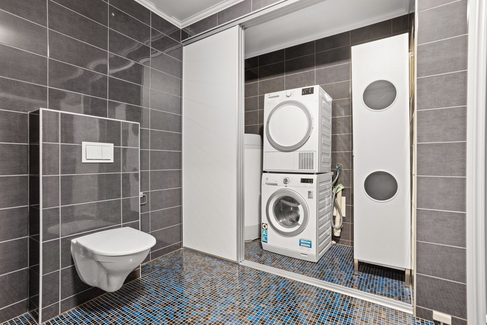 Praktisk løsning hvor man får skjult vaskeromsdelen bak skyvedørene! Galleribilde