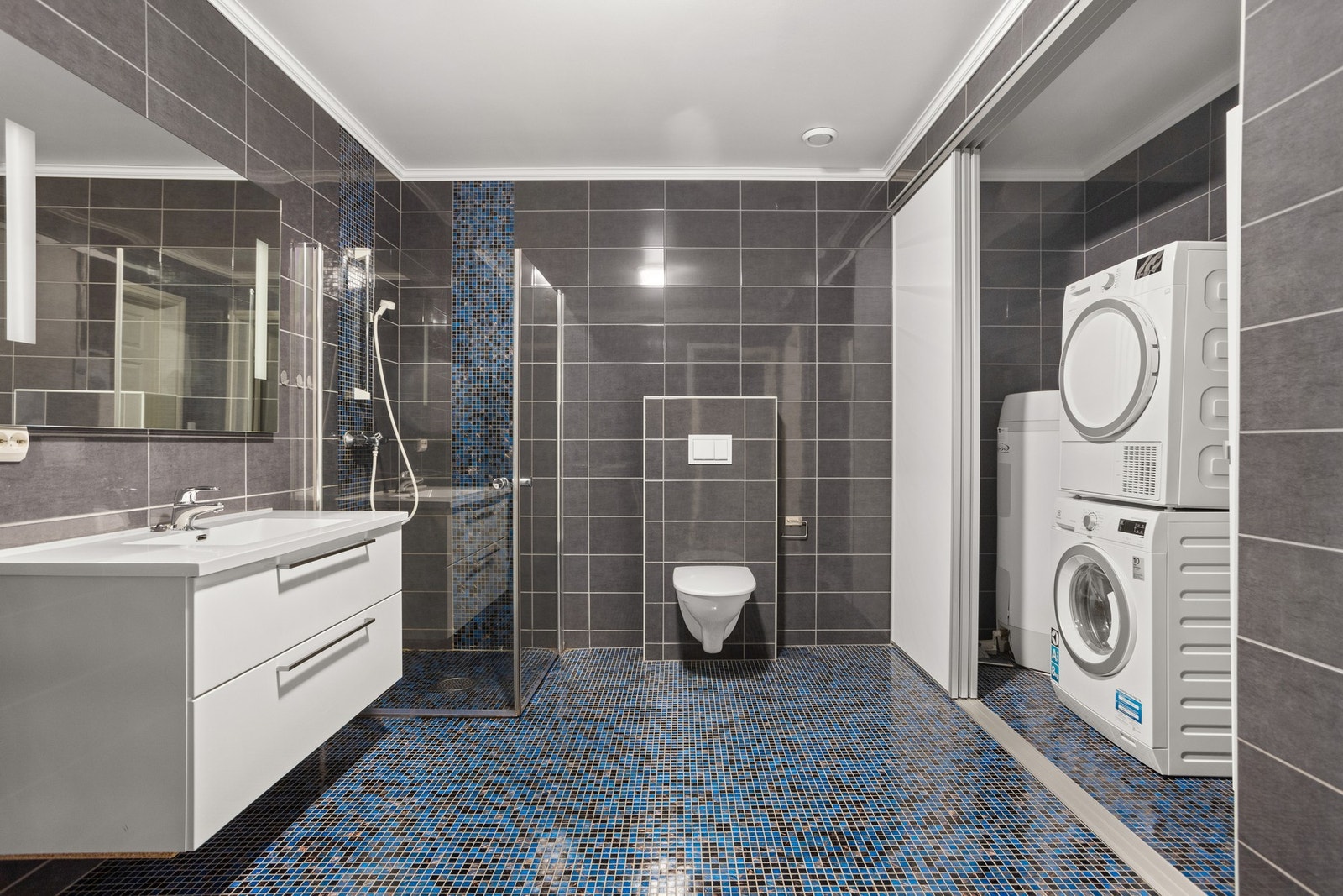 Bad/vaskerom - ca 13 kvm. Flislagte overflater med gulvvarme. Galleribilde