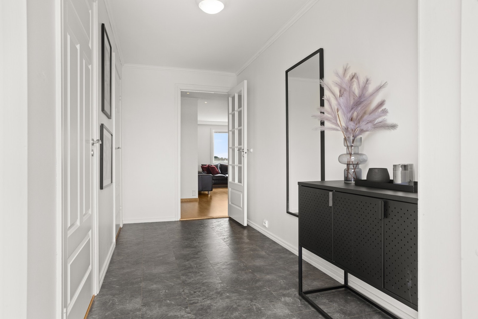 Entré - ca 7 kvm, med dør inn til bod og bad Galleribilde