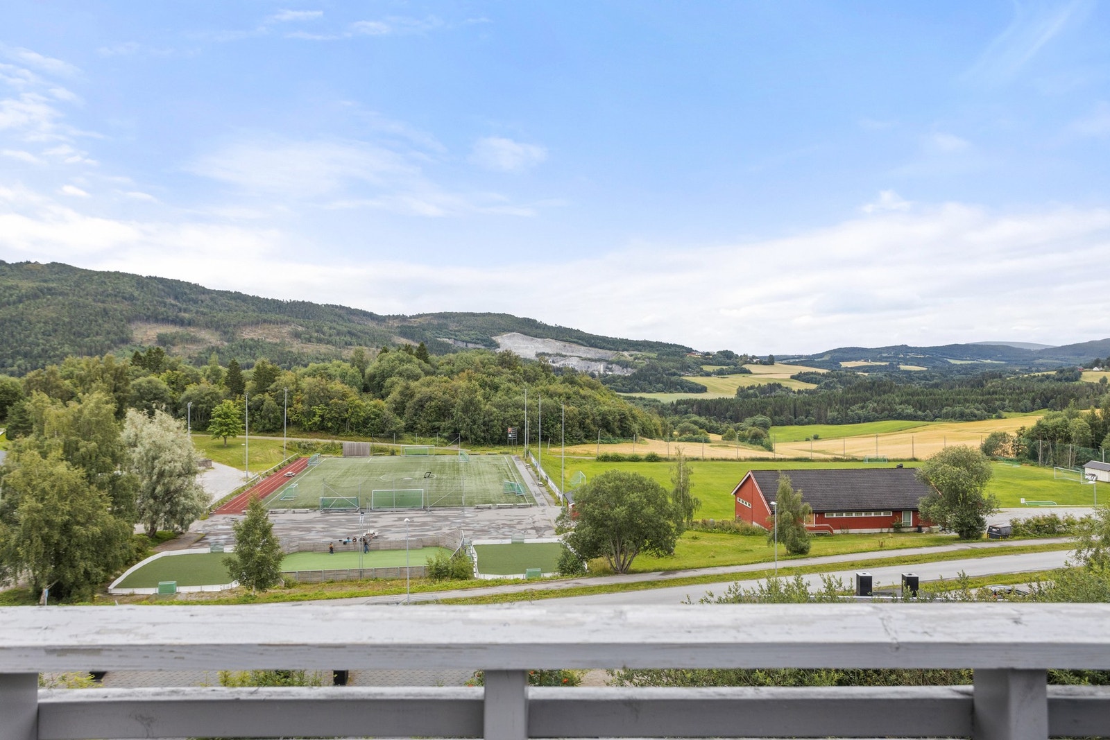 Utsikt mot idrettsanlegg og skole Galleribilde