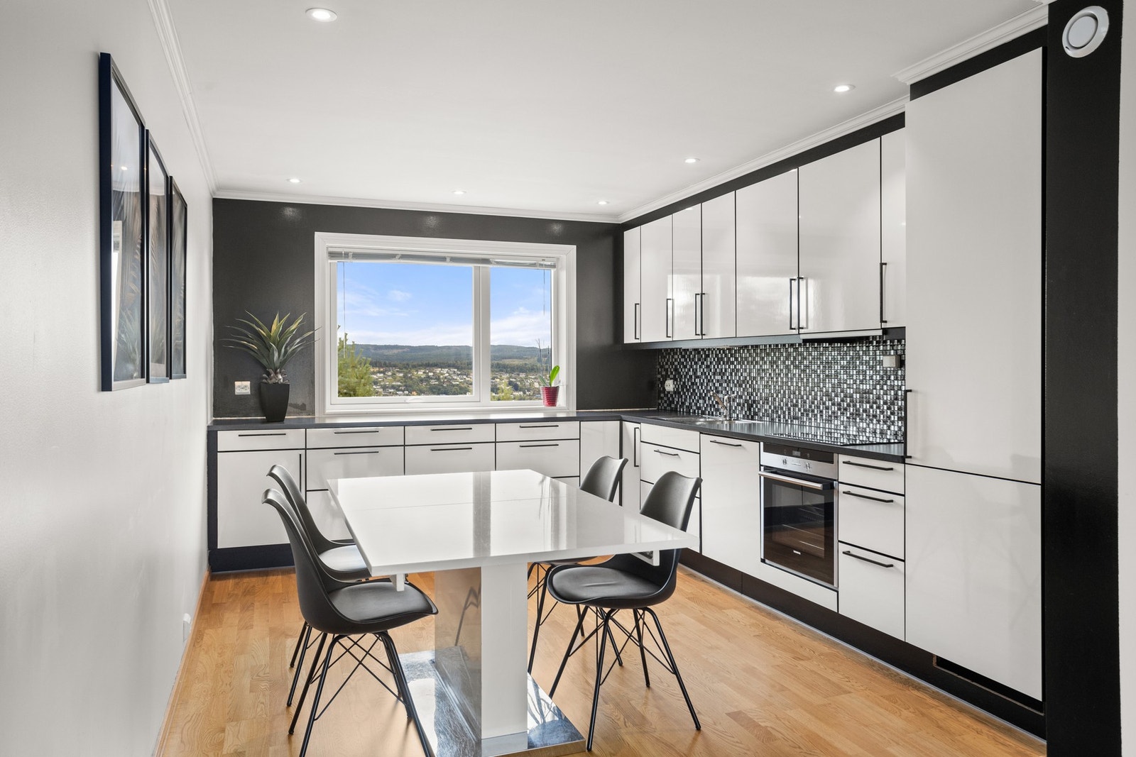 På kjøkkenet er det god plass til spisebord! Galleribilde